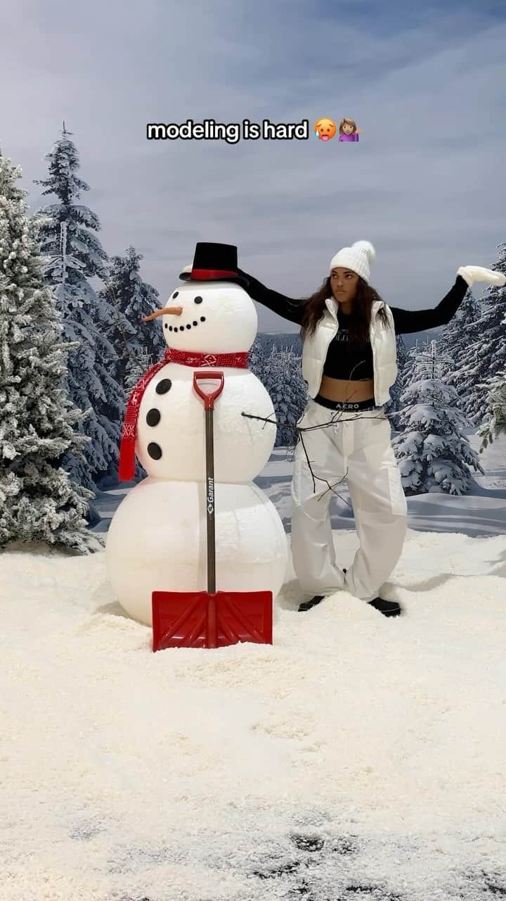 エアロポステールのインスタグラム：「Bet you’ve never seen poses like this before. It’s giving… brrr 😎 ❄️ #WearAero」