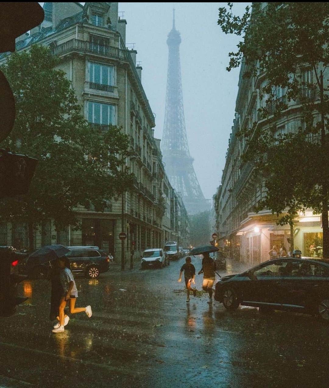 My Little Parisのインスタグラム：「Il faisait beau, et pluie… plus du tout. 🇬🇧: It’s raining… rain. (📸: @onearthmagazine)」