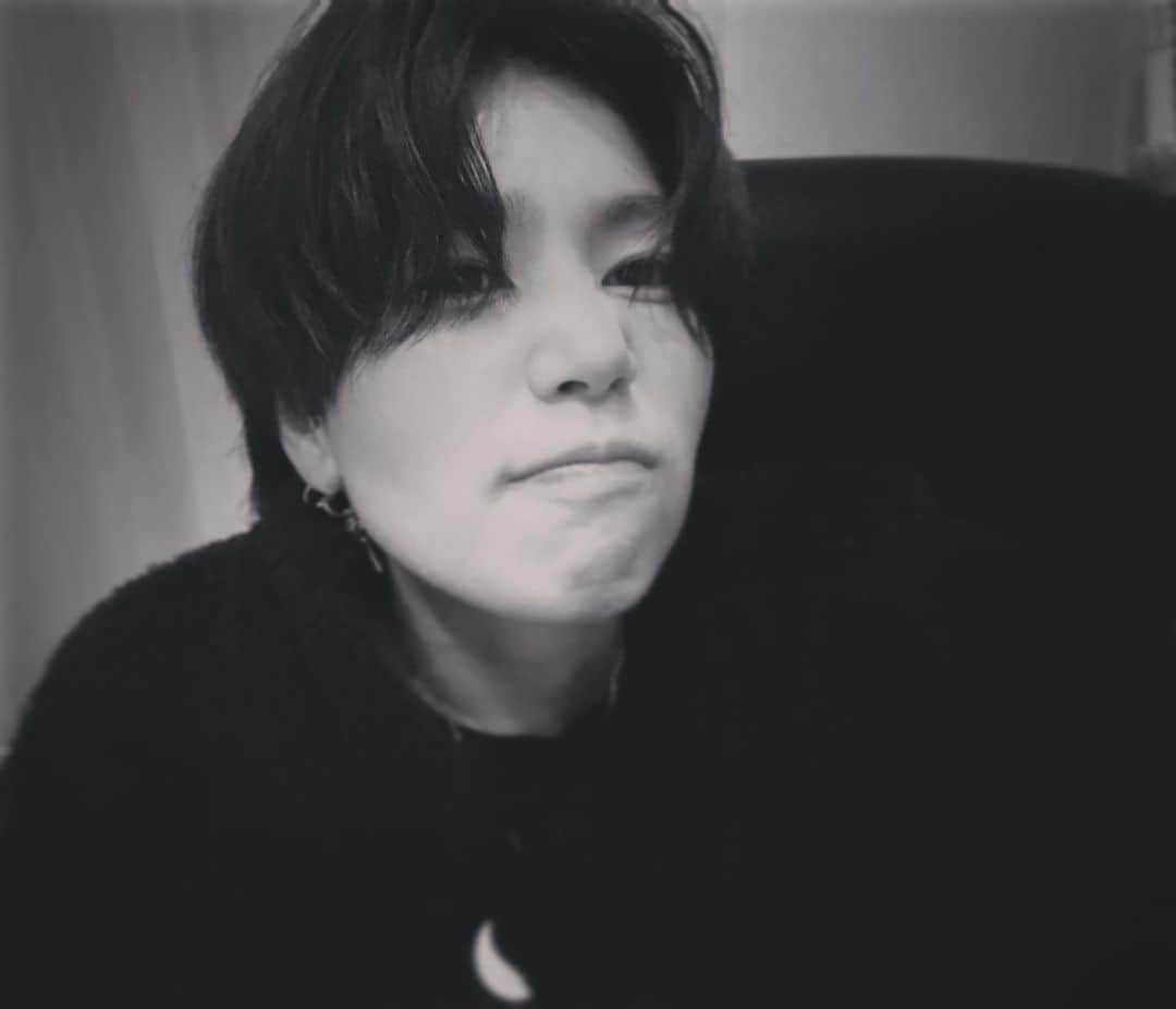ZYUN.のインスタグラム：「追い込み期間。いや、締切に追われまくり期間。nemui. but,happy.  すべてにかんしゃだね」