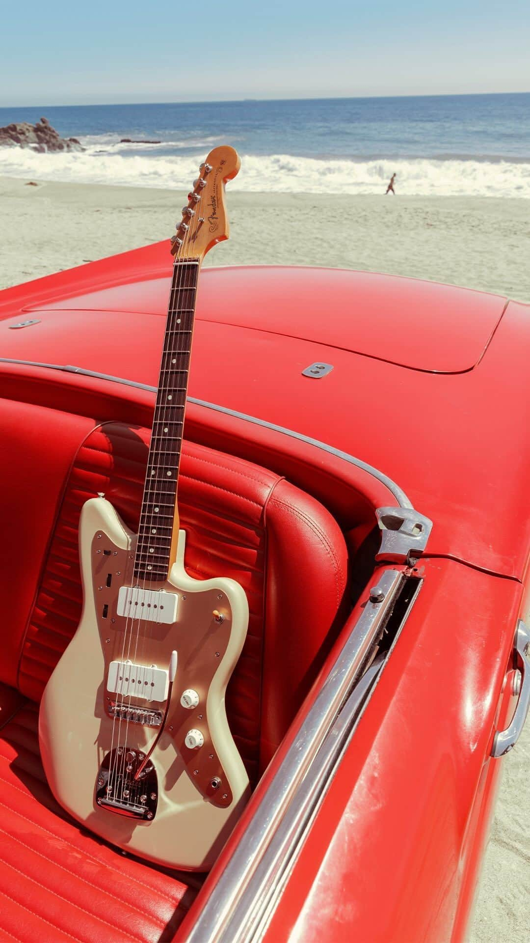 Fender Guitarのインスタグラム：「From the golden age of surf to the new wave and beyond. Introducing the Vintera II 50s Jazzmaster. Ft. @thetwinshadow. Visit the link in bio to learn more.」