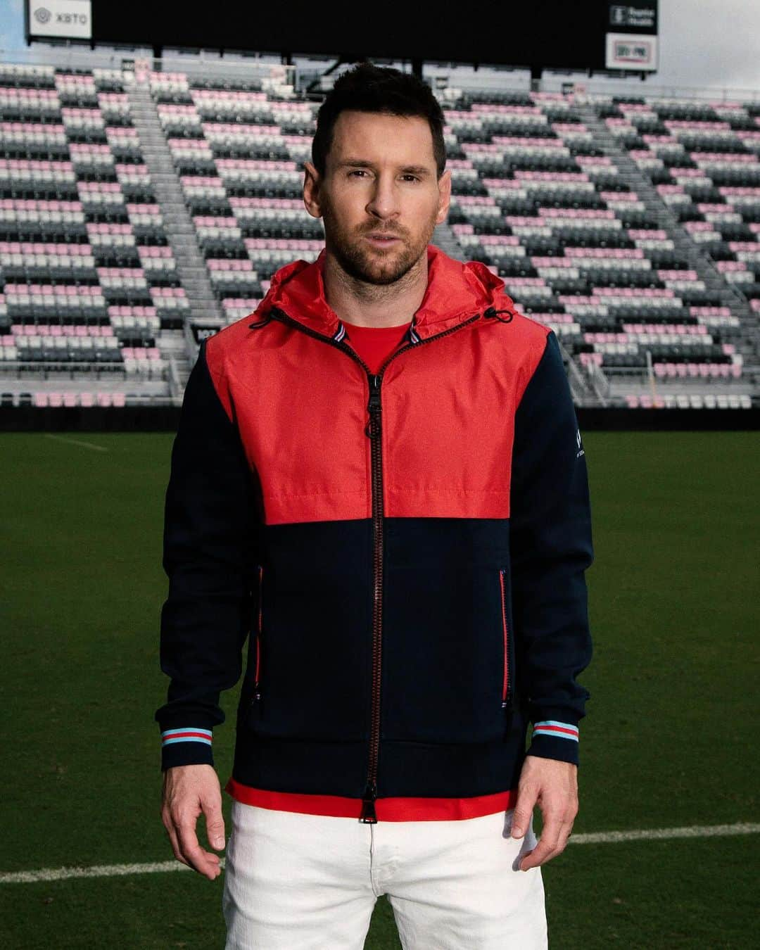 リオネル・メッシさんのインスタグラム写真 - (リオネル・メッシInstagram)「The Messi Store is still going strong! 💪🏼 Head on over to the online shop and get the lowest prices of the year on gifts for you and your whole family. Don't wait! Order now to ensure they make it under your tree in time for Christmas. 🎄   ¡The Messi Store sigue con todo! 💪🏼 Entrá ya en la tienda online y conseguí los precios más bajos del año en regalos para vos y toda tu familia. ¡No esperés más! Hacé tu pedido ahora y asegurate que estén abajo de  tu árbol a tiempo para la Navidad. 🎄」12月1日 2時09分 - leomessi