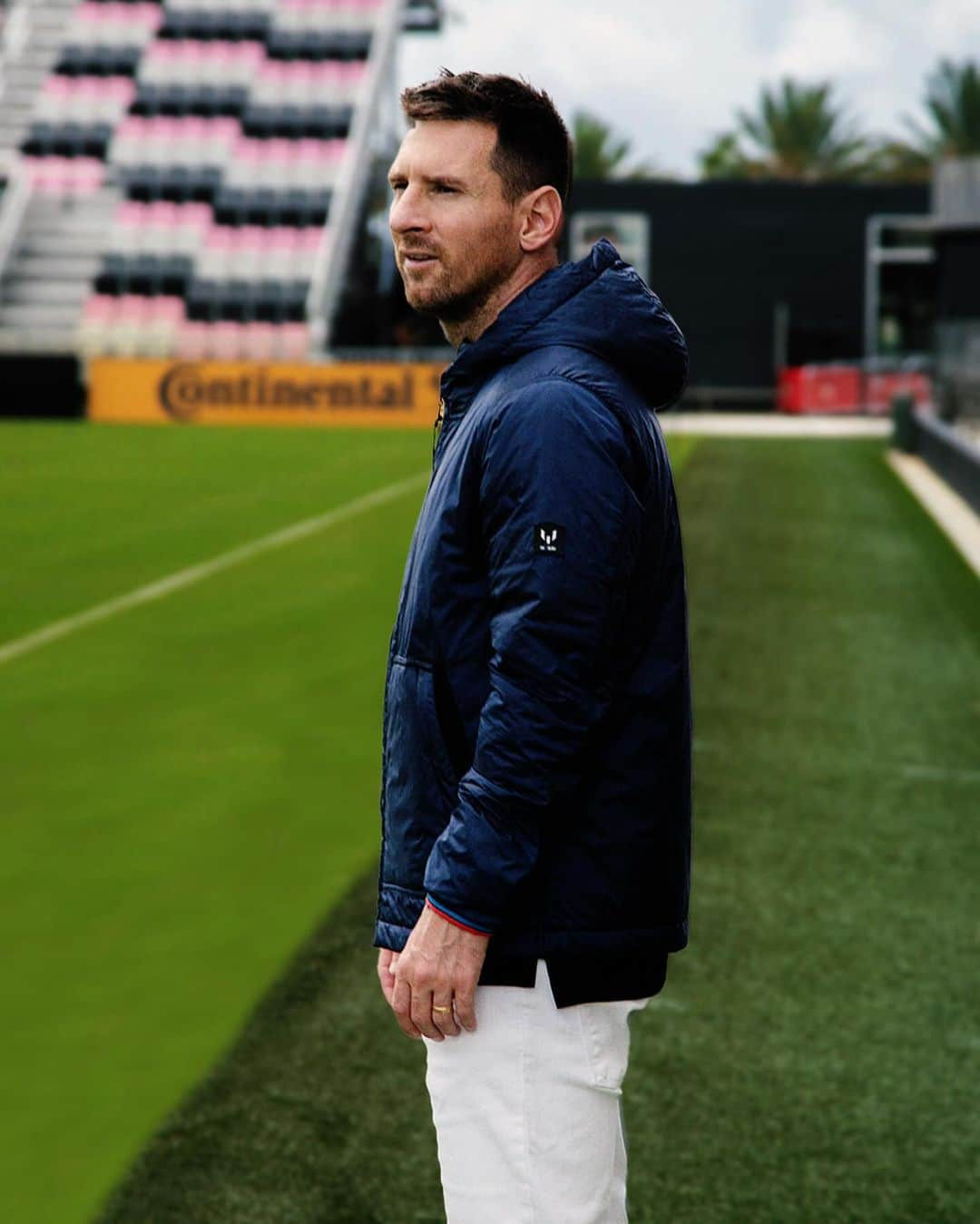 リオネル・メッシさんのインスタグラム写真 - (リオネル・メッシInstagram)「The Messi Store is still going strong! 💪🏼 Head on over to the online shop and get the lowest prices of the year on gifts for you and your whole family. Don't wait! Order now to ensure they make it under your tree in time for Christmas. 🎄   ¡The Messi Store sigue con todo! 💪🏼 Entrá ya en la tienda online y conseguí los precios más bajos del año en regalos para vos y toda tu familia. ¡No esperés más! Hacé tu pedido ahora y asegurate que estén abajo de  tu árbol a tiempo para la Navidad. 🎄」12月1日 2時09分 - leomessi