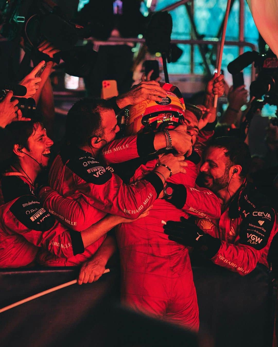 カルロス・サインツJr.さんのインスタグラム写真 - (カルロス・サインツJr.Instagram)「Another season done! Massive thank you to everyone at @scuderiaferrari. We are still not where we want to be but everyone at the track and back at Maranello have pushed like crazy and I’m very proud of our team! Let’s keep it up! 2024 is around the corner! 🚀」12月1日 2時04分 - carlossainz55