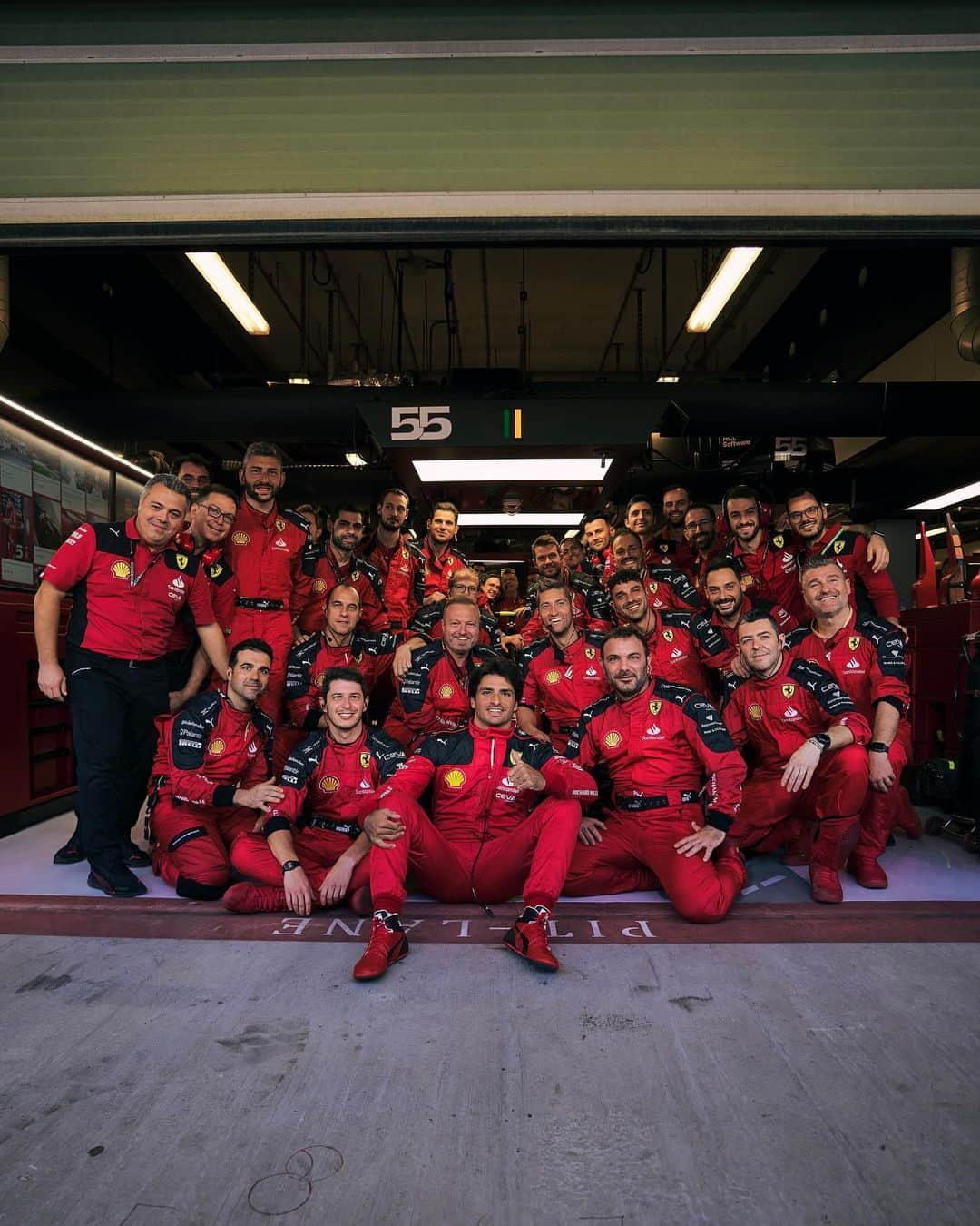 カルロス・サインツJr.のインスタグラム：「Another season done! Massive thank you to everyone at @scuderiaferrari. We are still not where we want to be but everyone at the track and back at Maranello have pushed like crazy and I’m very proud of our team! Let’s keep it up! 2024 is around the corner! 🚀」