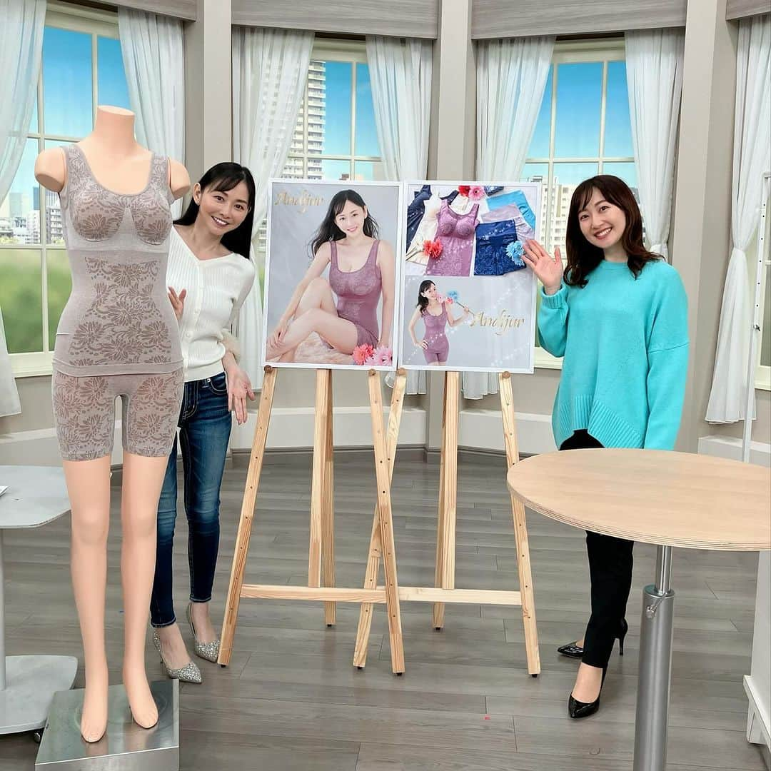 佐竹明咲美さんのインスタグラム写真 - (佐竹明咲美Instagram)「. 【QVC】 #杉原杏璃 さんがプロデュースする アンディジュールの ブラキャミとガードルをご紹介しました♪  なんでこんなに楽なのー？！ と、驚きっぱなし🫢 日常使いでやさしく補正してくれますし、 綿混なので肌触りもよく、 色んな世代の方におすすめです💫  長年ボディラインを研究してきた 杏璃さんだからこそ実現したアイテム。 ぜひお試しください🧡  #Andijur #アンディジュール #QVC  杏璃さん、とても美しかったです...🥺」12月1日 2時07分 - asami_satake