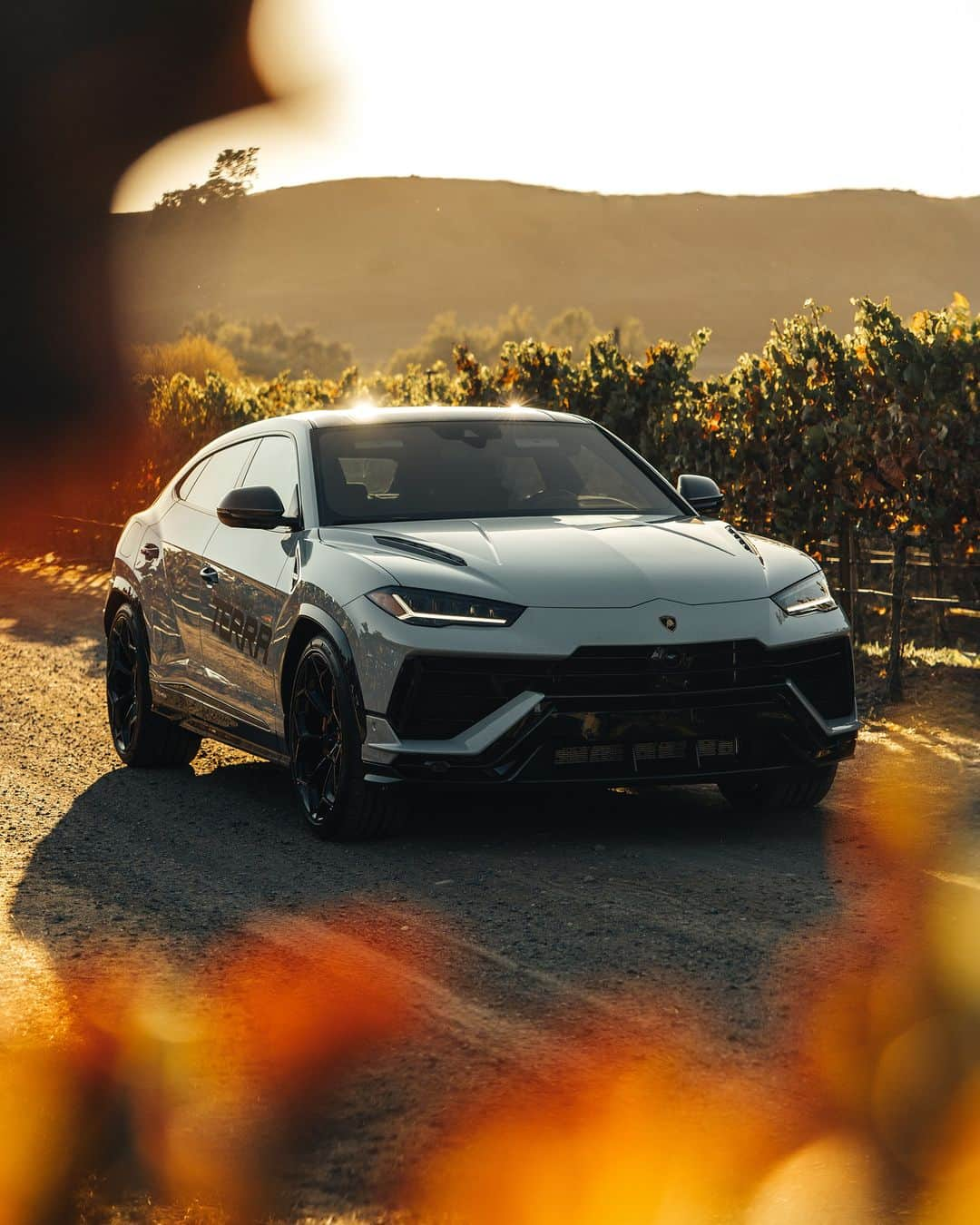 ランボルギーニのインスタグラム：「666 CV power. 306 km/h maximum speed. But if you ask us to quantify the number of emotions Urus Performante can generate, we really can’t help you.  Captured by @moliverallen   #Lamborghini #UrusPerformante #ForBarRaisersOnly  __ Urus Performante: fuel consumption combined: 14,1 l/100km (WLTP); CO2-emissions combined: 320 g/km (WLTP)」