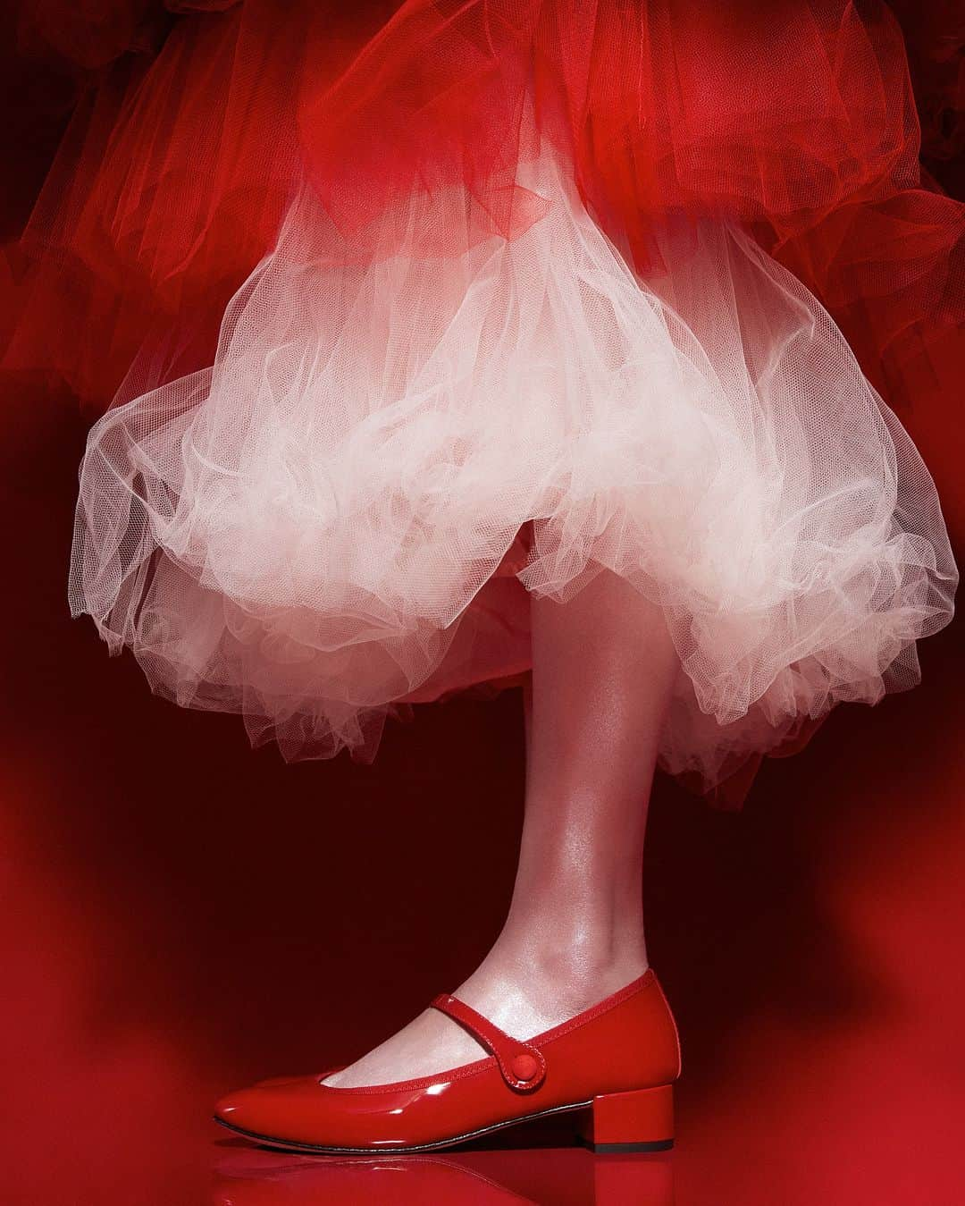 Repettoさんのインスタグラム写真 - (RepettoInstagram)「Repetto Holiday Campaign.  The Rose Mary Janes Flame Red.  #RepettoHolidayCampaign #Repettolconics」12月1日 2時10分 - repettoparis