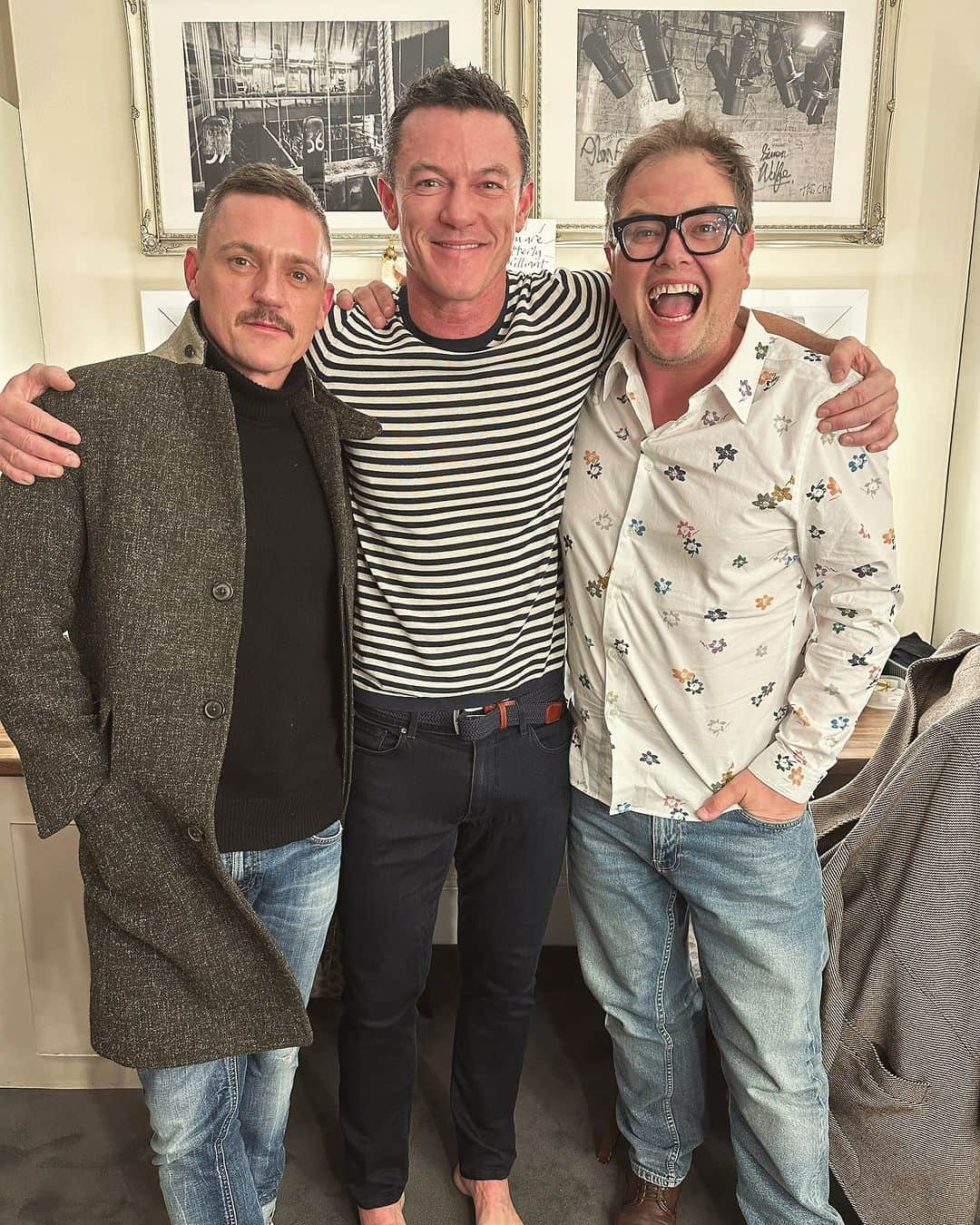 ルーク・エヴァンズのインスタグラム：「Thanks for coming to see my show @chattyman @scottnealuk @backstairsbillyplay 🌟🌟🌟💋💋💋」