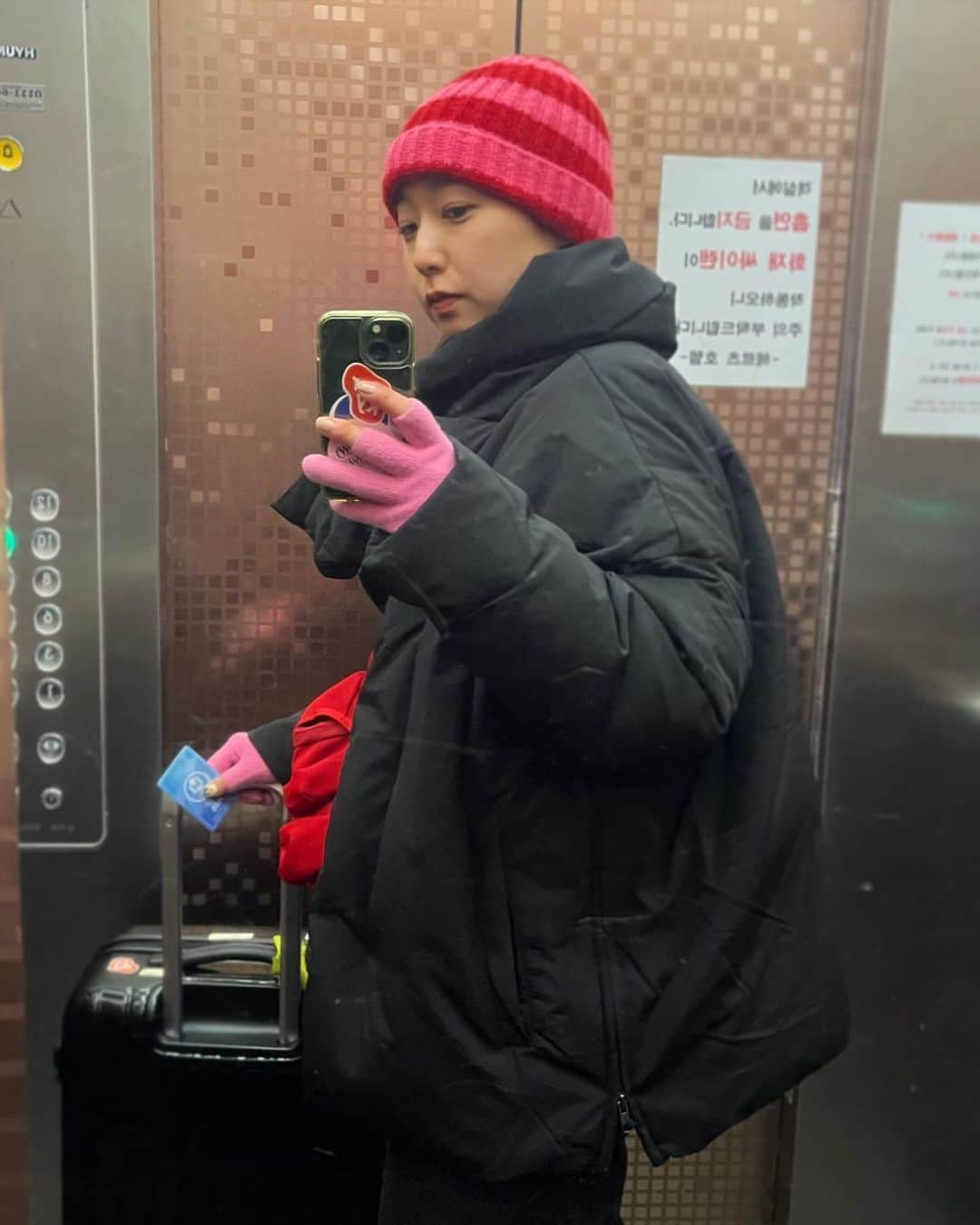 赤木 桃 #ちゃんものインスタグラム：「韓国旅で絶対着ようと決めていた @senseofplace_ur のリサイクルダウン🪽♻️全然寒くなくて軽くて、マフラーもセットになってて、最後は大量のお土産のクッションとしてバッグに入れられてめちゃめちゃありがたい🤤  東大門で買ったよく似た素材のチューリップつけた🌷 #senseofplace #アーバンファミマ #pr」
