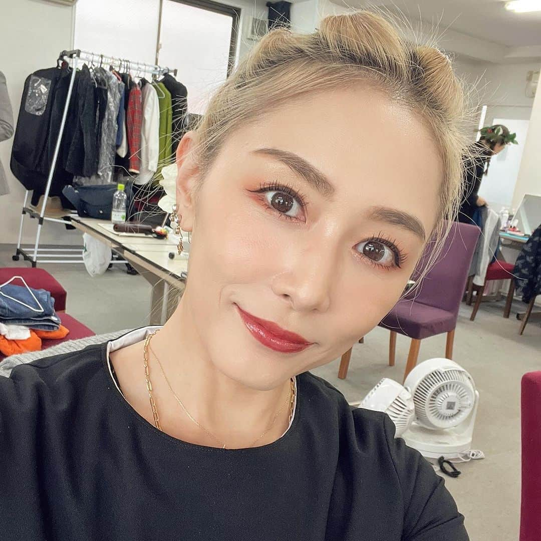 杏さゆりさんのインスタグラム写真 - (杏さゆりInstagram)「今日から12月だね☺️ 2023年ラスト月。悔い無く充実した1ヶ月にしよーね🤍 . 舞台『クリスマス・キャロル』は3日まで公演致します！ 少し早いクリスマス、心ホッコリ出来る公演を是非是非観に来てください🫶 . It’s December from today☺️ Last month of 2023. Let's have a fulfilling month with no regrets🤍 . The play “A Christmas Carol” will be performed until the 3rd! It may be a little early for Christmas, but please come and see the performance that will make your heart feel relieved🫶 . #クリスマスキャロル #杏さゆり　#SayuriAnzu」12月1日 13時07分 - anzu_sayuri_official