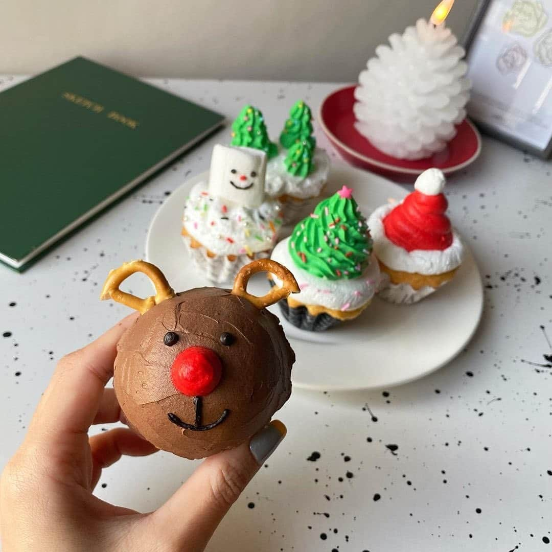 R i R y (リリー)さんのインスタグラム写真 - (R i R y (リリー)Instagram)「『クリスマスにしたいカップケーキ集🧁』  クリスマスパーティーにぴったりなカップケーキを紹介🤎  ぜひ参考にしてみてね✨  ✴︎---------------✴︎--------------✴︎   ▶️▶️掲載する写真を募集中📸 カワイイ写真が撮れたら、@velle.jp をタグ付けするか、ハッシュタグ #velle_jp をつけて投稿してみてね✨velle編集部と一緒にカワイイで溢れるvelleを創っていこう😚   ✴︎---------------✴︎---------------✴︎   #カップケーキ#クリスマスカップケーキ#手作りケーキ#おうちクリスマスパーティー #手作りカップケーキ#映えスイーツ」12月1日 18時00分 - velle.jp