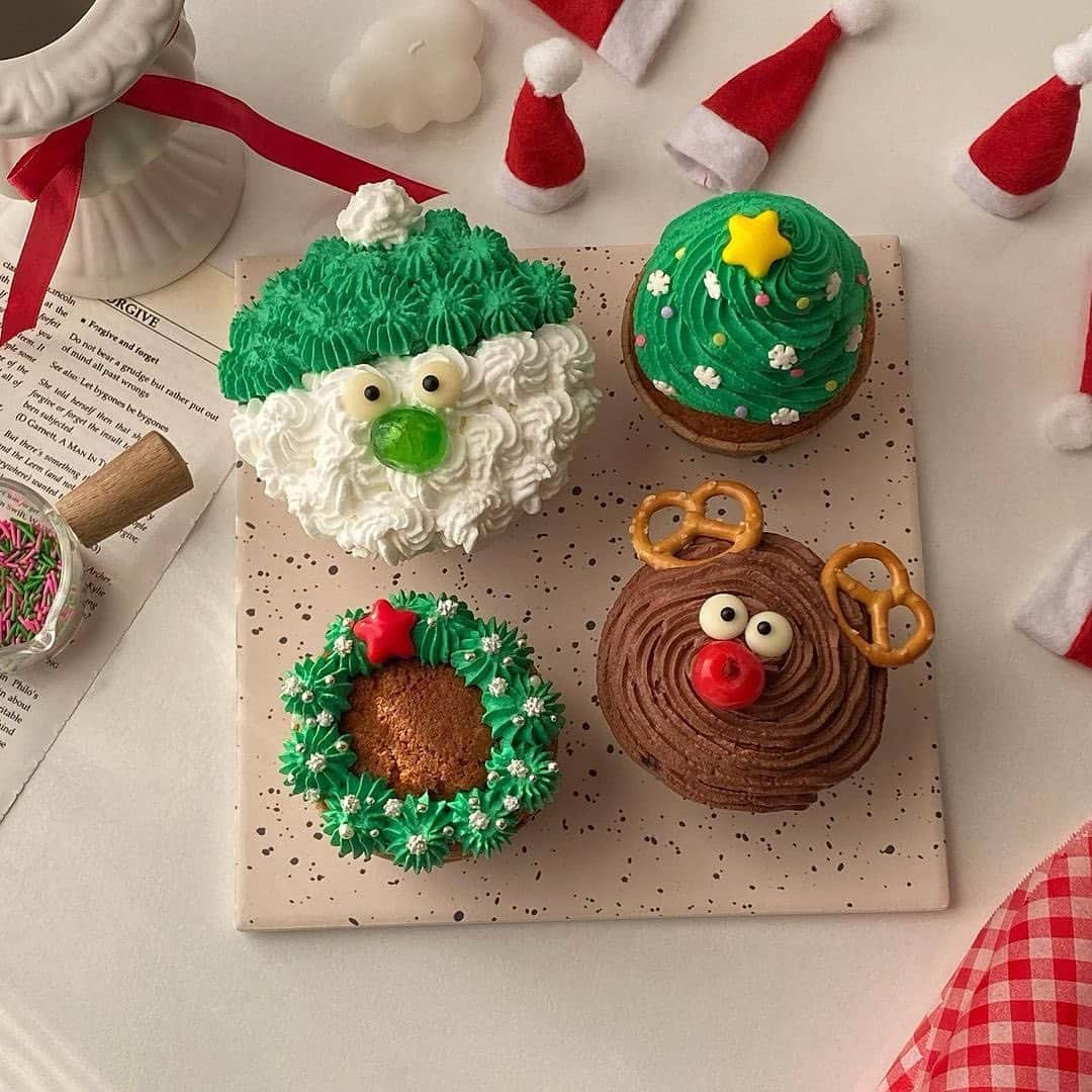 R i R y (リリー)さんのインスタグラム写真 - (R i R y (リリー)Instagram)「『クリスマスにしたいカップケーキ集🧁』  クリスマスパーティーにぴったりなカップケーキを紹介🤎  ぜひ参考にしてみてね✨  ✴︎---------------✴︎--------------✴︎   ▶️▶️掲載する写真を募集中📸 カワイイ写真が撮れたら、@velle.jp をタグ付けするか、ハッシュタグ #velle_jp をつけて投稿してみてね✨velle編集部と一緒にカワイイで溢れるvelleを創っていこう😚   ✴︎---------------✴︎---------------✴︎   #カップケーキ#クリスマスカップケーキ#手作りケーキ#おうちクリスマスパーティー #手作りカップケーキ#映えスイーツ」12月1日 18時00分 - velle.jp