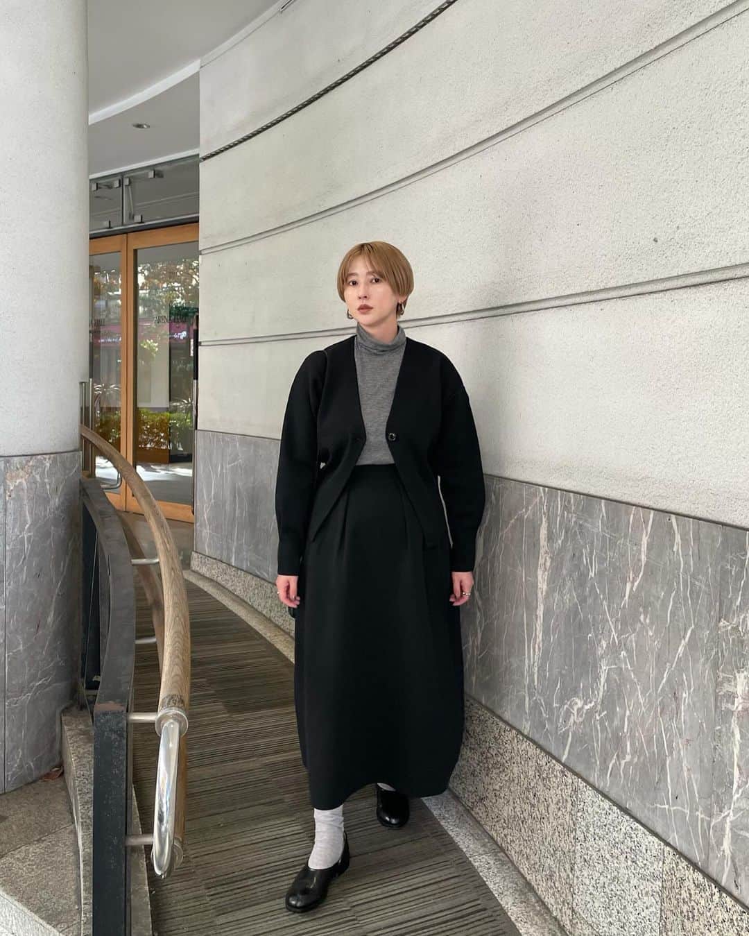 のインスタグラム：「いよいよ来週12/6(水)12:00〜5日間、MANOF ONLINE STORE にて24SS先行予約会がスタート◎  ハリ感を生かした構築的なシルエットがポイントのニットカーディガン◎ ミラノリブで編み立てることでニットながら構築的なシルエットに仕上がりました。 ボタンを止めるとウエストがすっきり見えて細見えも。 袖口にタックを入れた丸みのあるシルエットも可愛い♡ ⁡先行アイテムではない同素材のスカートとのセットではもちろん、単体でも色々着回せるアイテムです！ 是非チェックしてみてね♡  ■COCOON CARDIGAN ¥16,000+tax(1月商品) Color:IVO,ORG,BLK Size:S,M(着用サイズS)  【24SS PRE ORDER】 ◼︎期間：12/6(水)12:00〜12/10(日)23:59 ◼︎開催：MANOF ONLINE STORE ◼︎FAIR： ・送料無料 ・会員ポイント5倍 ・2buy10％off #manof #マノフ #manof24sspreorder」