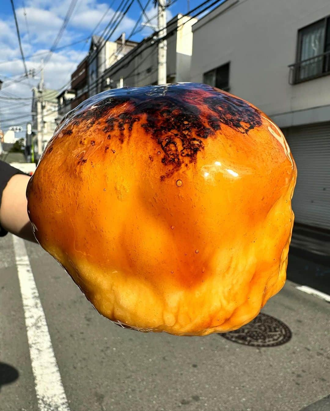 Coffee & Toast Tokyoのインスタグラム：「"香ばし"みたらしチーズダンゴぱん‼︎ 🧡🧡🧡🧡🧡🧡🧡🧡🧡🧡  “Rice dumpling rather than praise.”  香ばしく表面を焼き上げたお団子の中にチーズを閉じ込めたパン‼︎  もっちりした、甘から香ばしいお団子とコクのあるチーズの組み合わせ、たまらんです😋😋😋  . . . . . #香ばしみたらしチーズダンゴぱん #みたらし団子  #みたらしだんご  #団子  #dango  #ricedumpling  #cheese  #チーズ  #餅   #三軒茶屋ランチ  #世田谷線カフェ  #パンスタグラム  #東京カフェ  #三軒茶屋カフェ #三軒茶屋  #パン #三茶カフェ  #三茶 #田園都市線カフェ #コーヒーアンドトースト  #coffeeandtoast #foodie #foodielife #japnesefood  #wagashi」