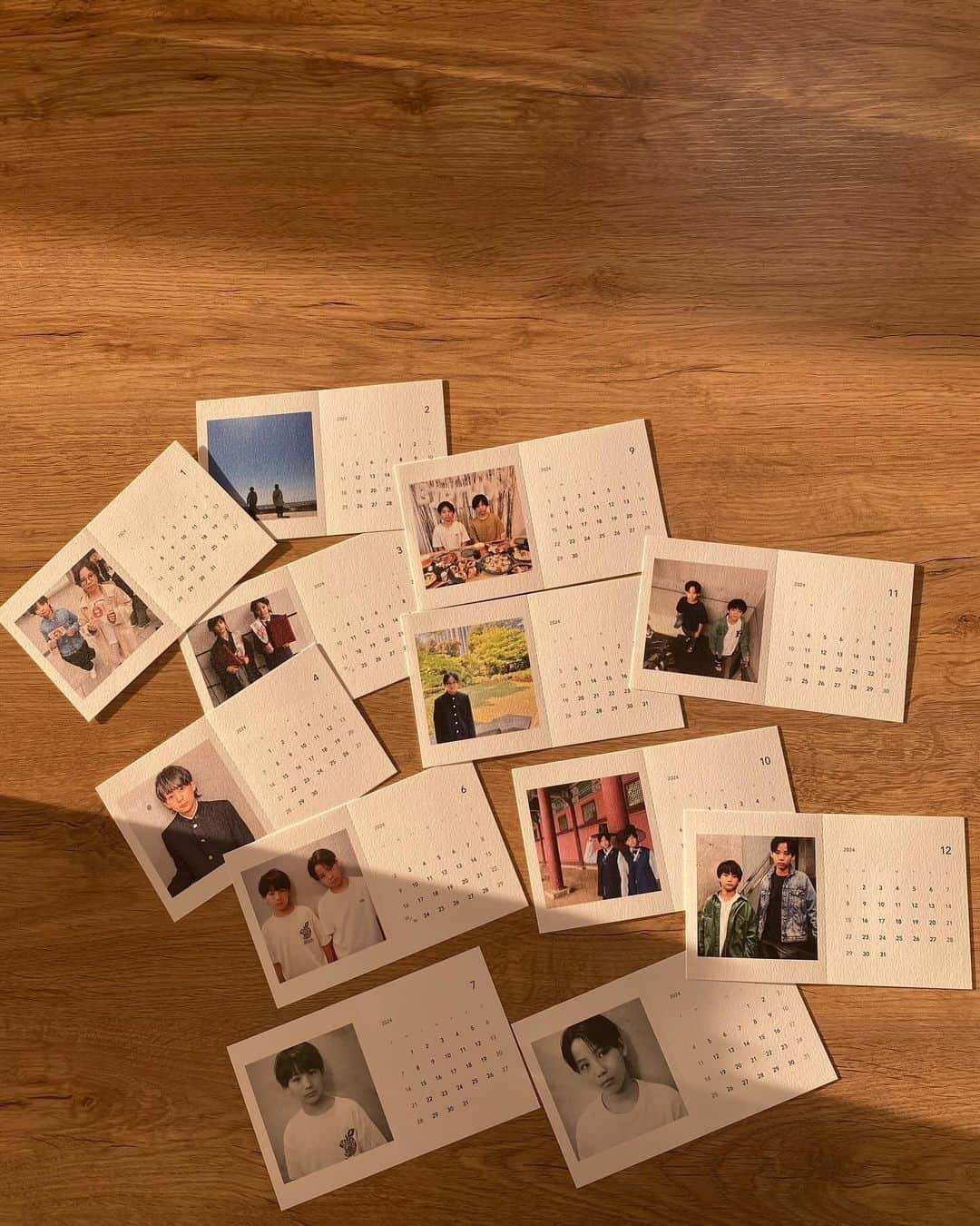 ayakoさんのインスタグラム写真 - (ayakoInstagram)「今年も @okuru_calendar で来年の卓上カレンダー作ったよ！12月に入り作ったカレンダー見て息子達が今年は別々のスタートを切った一年でもあったなと感慨深くなりました そして身体も成長し…心も成長したと思いたい！来年はどんな各々の成長をするかも楽しみ♡  思い出を詰めて来年のカレンダー作るの おすすめだよ  家族へのプレゼントにもいいよね お得な早割も2023年末まで実施中 さらに 10%オフになるので是非クーポン使ってね♡ クーポン番号：ayaya54324  #PR#OKURU#カレンダー#家族カレンダー#カレンダーアプリ#カレンダー作り」12月1日 11時46分 - ayaya315