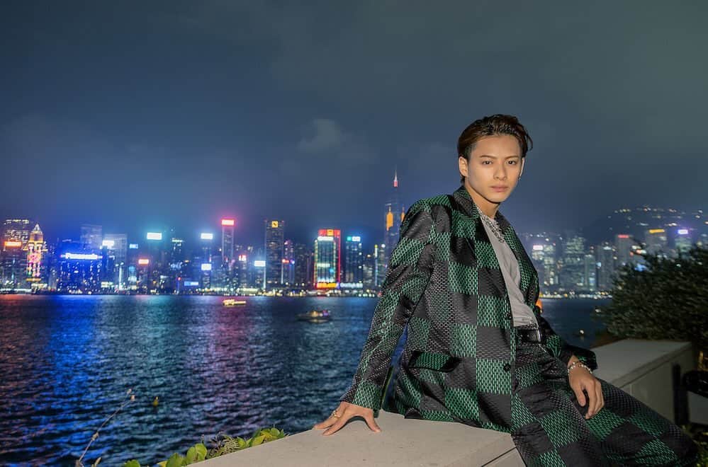 Apparel-web.comのインスタグラム：「11月30日(木) 香港の｢アベニュー･オブ･スターズ｣にて開催された、ルイ･ヴィトン 2024プレフォール メンズ･ファッションショーに平野紫耀さんが出席。ファッションショーに出席することが初めてという平野さんは「会場の装飾、登場したルック、そして最後の上空の演出まで、瞬きを忘れてしまうくらい素敵なショーでした。音楽とファッションが完璧にマッチしていて、その相乗効果に感動。どのルックも好みのものばかりでした。ファレル･ウィリアムスが生み出す新しいコレクションを観ることができ、終始魅了されました」とコメントした。 @louisvuitton @apparelweb @sho_h_desyo #fashion #fashionnews #lvmenprefall24 #平野紫耀」