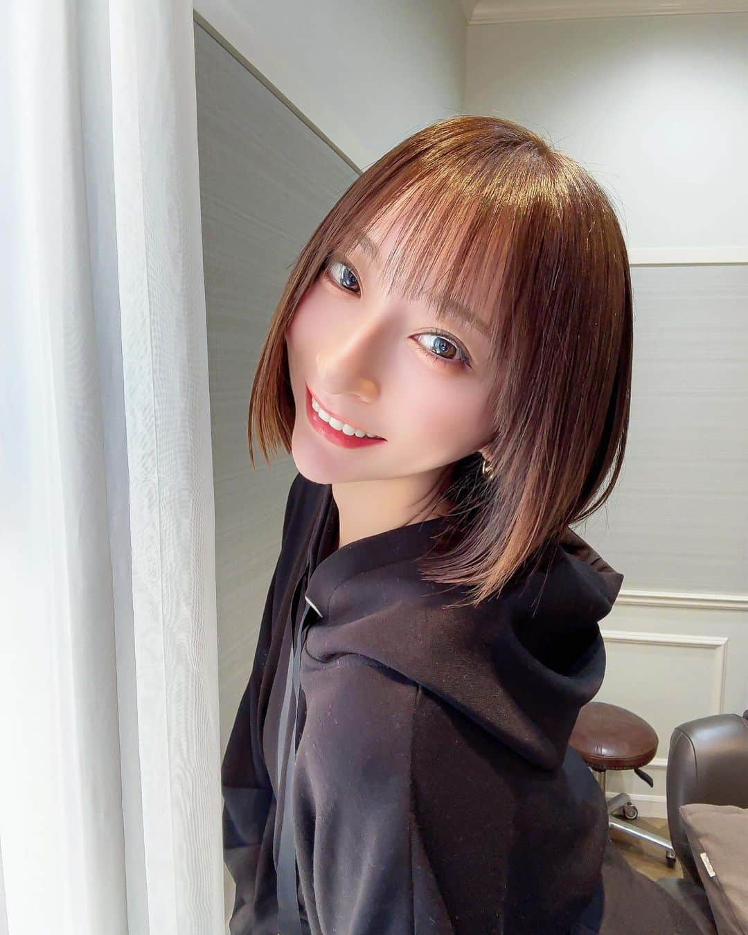 緒方咲のインスタグラム：「ヘアメンテナンス💇‍♀️💕  LOANA六本木の山根さん(@yujiyamane )に リタッチと髪の長さはほぼ切らずに整えてもらいましたっ✂️✨  ちょっと髪の毛を伸ばそうか悩み中です🤭❣️  今年も1ヶ月で終わりですね🥹あっという間だぁ🥺 2023年もLOANAさんに大変お世話になりました💕💕  毎回、素敵なヘアスタイルにして下さり、 大事な撮影前も丁寧にメンテナンスをしてくれて LOANAさんあってのさきちぃです🥺✨🥺✨  いつも本当にありがとうございます🙇‍♀️🌼🌷🫶💕  #loana #loanaroppongi #roppongi #六本木 #ヘアサロン #hairsalon #mii #miihair #haircare #miiシャンプー #miiトリートメント #シャンプー #トリートメント #ヘアケア #シャンプー難民 #ホームケア #ホームケアが大切 #ミィーシャンプー #ミィートリートメント #hair #japanesegirl #萌 #自拍 #模特 #粉我 #tbt #swag #动漫 #Instagravure #instalove」