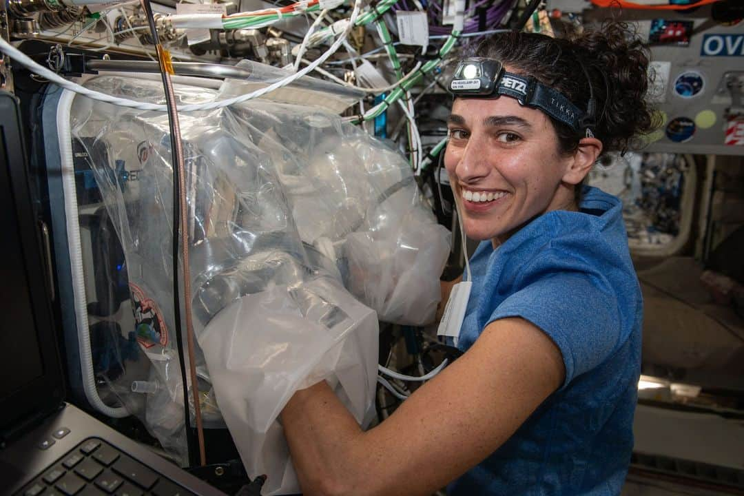 国際宇宙ステーションのインスタグラム：「Astronaut Jasmin Moghbeli uses a portable glovebag to service components inside the BioFabrication Facility (BFF), a biological printer that is testing the printing of organ-like tissues in microgravity.  The BFF was created as a part of a larger plan to manufacture whole human organs in space since microgravity provides a potential solution to printing complex organ structures. The BFF payload could become a part of a larger system capable of manufacturing whole, fully-functioning human organs from existing patient cells.  #nasa #astronaut #reserach #science #biology #printing #international #space #station」