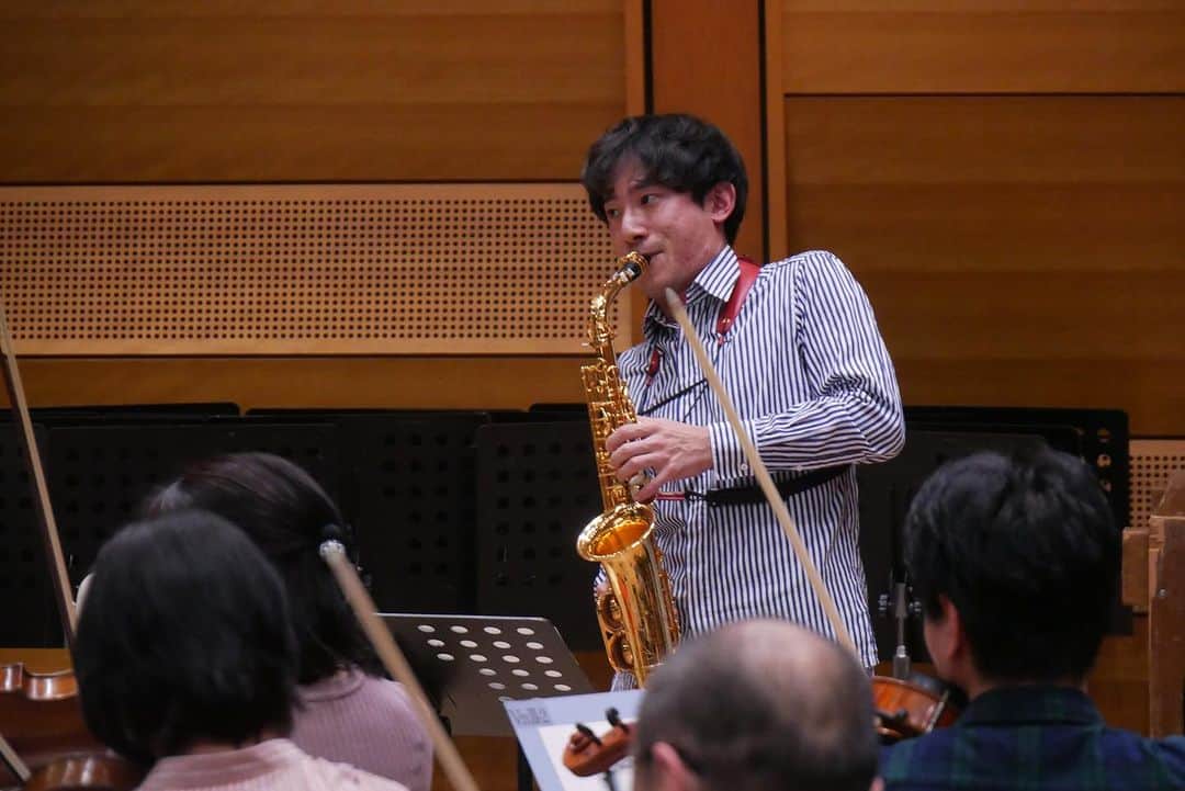 上野耕平のインスタグラム：「明日(12/2)のリハが始まっています❗️Sax #上野耕平 さんと迎える世界初演のアルトサクソフォン協奏曲🎷と、サン=サーンスの最高傑作を組み合わたユニークなプログラムです🔥 サン=サーンスのオルガン独奏は、ドイツを拠点に国際的な活躍を続ける #福本茉莉 さん。才気あふれる演奏にご期待ください✨   当日券は #都響 WEBチケットで公演当日10:00より開演時間の30分前まで販売いたします🎫詳しくは公演詳細をご覧ください。 ※会場での販売はございません。   ♫ プロムナードコンサートNo.405 12/2(土) 14:00 サントリーホール https://tmso.or.jp/j/concert/detail/detail.php?id=3672   指揮 #大友直人 Sax #上野耕平 オルガン #福本茉莉   サン=サーンス：交響詩《オンファールの糸車》 デュビュニョン：アルトサクソフォン協奏曲 《英雄的》(2021) サン＝サーンス：交響曲第3番 ハ短調《オルガン付》   #都響 #tmso」