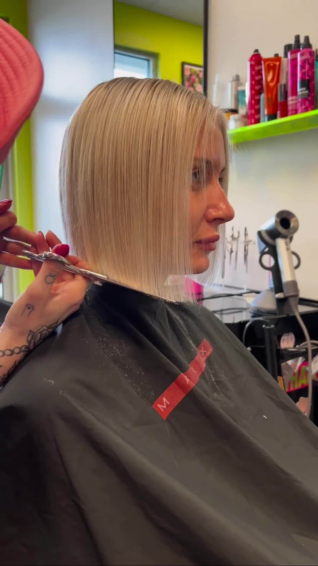 Sam Villaのインスタグラム：「⁠"a blunt cut 💫" - @tanarosehair⁠ ⁠ @tanarosehair reaches for her Sam Villa 7" Dry Cutting Shear for this precise and picture-perfect bob. ⁠ ⁠ About the Sam Villa Signature Series Dry Cutting Shear // ⁠ ⁠ Imagine dry cutting with ease and precision. No tiny sections, no pull, no drag, no elbow or shoulder pain. This shear will transform the way you work. Powerful sword blades cut effortlessly through large sections of hair, making it the ideal tool for dry cutting and condensed cutting techniques. Meanwhile, the ergonomic handle protects you from injury by keeping your elbow in a safe downward position.⁠ ⁠ #SamVilla⁠ #SamVillaCommunity⁠ .⁠ .⁠ .⁠ .⁠ .⁠ .⁠ .⁠ #haircutting #samvilla #hairtutorial #hairvideo #haircut #hairstylist #behindthechair #modernsalon #americansalon⁠」