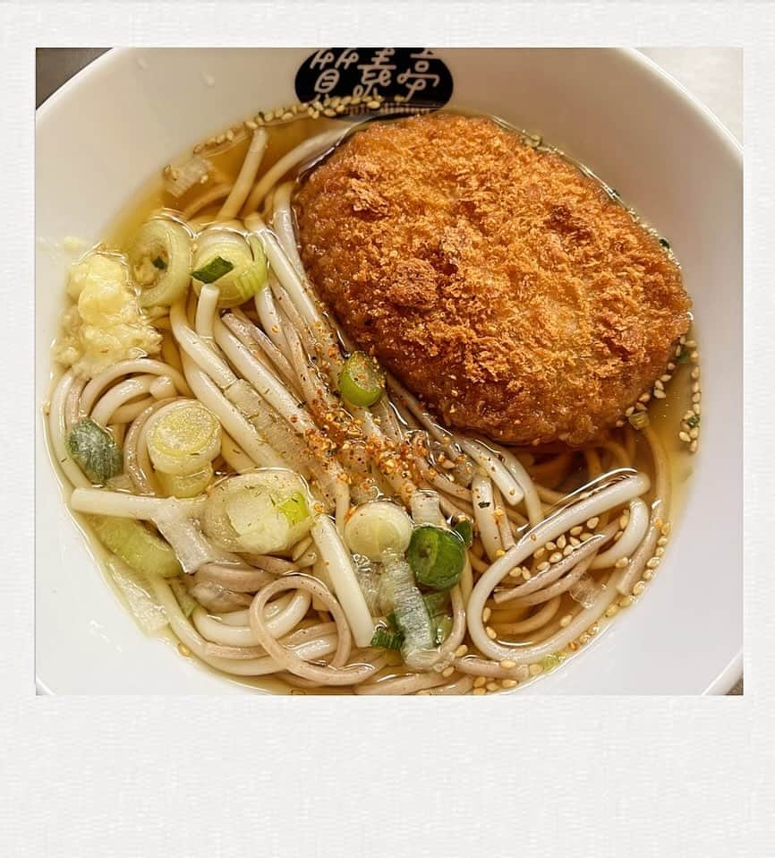 かせきさいだぁのインスタグラム：「本日の質素亭、今日は寒いので『コロッケ蕎麦うどん』❤️蕎麦とうどんを一緒にすると、歯応えが違って楽しいのです〜😋スープは東丸うどんスープに、蕎麦つゆ少々、魚粉少々〜家でも美味しくて楽しいー #質素亭 #しっそ亭」