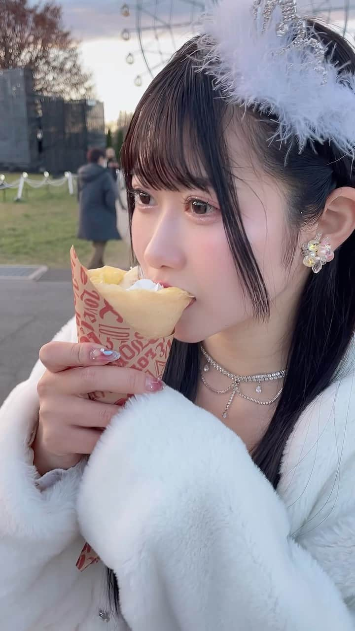 一宮彩夏のインスタグラム：「メンバーのしおんぬが 撮ってくれたもぐさや クリームつけすぎだって…  少し前から急性副鼻腔炎になって喉やられちゃって ちょっと声やばいのは気にしないでください💧🥹  12月もよろしくね🌲💓  #リール#もぐもぐ動画#jamscollection #ジャムズ #一宮彩夏 #outfit #photooftheday #selfie #instagood#portrait #instafhoto #idol  #japanidol #アイドル衣装」