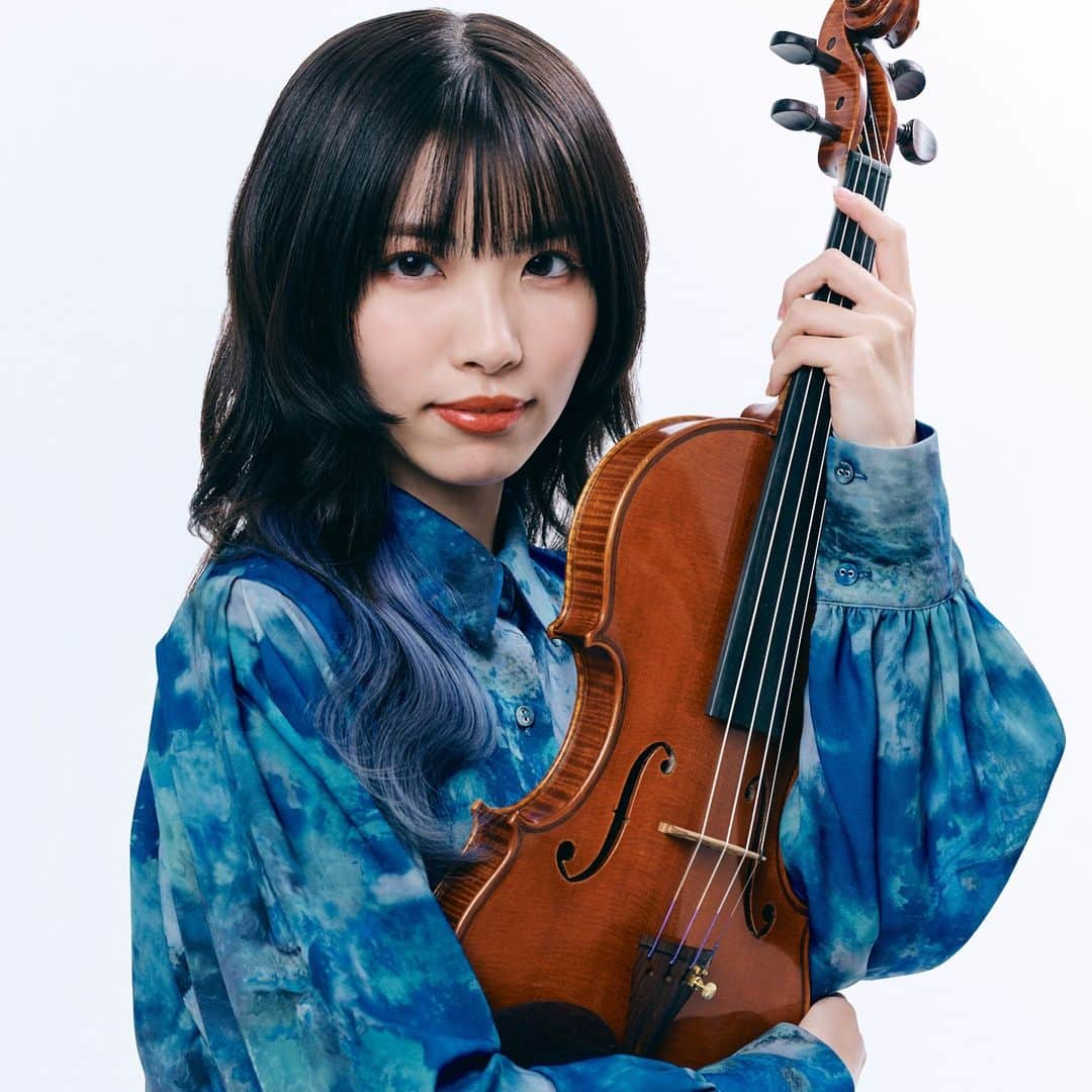 百合香（yurika）のインスタグラム：「LIVEのお知らせ🎻  【HPI Records Presents JUJUYU Xmas Live 2023】 日時 : 2023年12月25日(月) 場所 : 六本木バードランド  チケットの販売は、明日の12/02(土) 正午12時から🎫  みんなと素敵なクリスマスを過ごせるの楽しみにしてます🎄  詳細はストーリーや、X(旧Twitter)、下記のURLをみてね👀✨ https://www.horipro-international.com/information/hpixmaslive2023/」