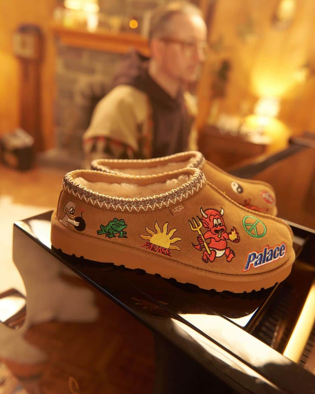 UGGのインスタグラム：「PALACE UGGがPALACEにて明日より限定発売。  #UGG #PALACE #PALACEUGG」