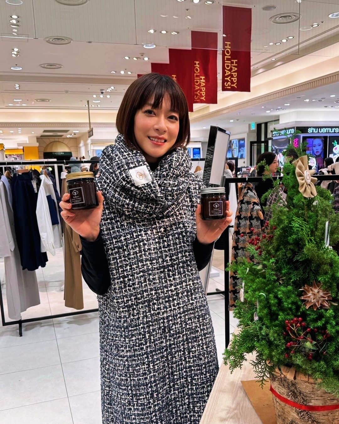 上野樹里さんのインスタグラム写真 - (上野樹里Instagram)「12月6日からJR名古屋タカシマヤにてPOP UP SHOPがオープン❣️  《Tui Kauri》 アンダーウェア ウールハイネックカットソー 尾州のツイード パーカー キャンドルなど販売します🛍️  初日6日(水)18時〜トークイベントは、 お買上げいただいた先着30名様にトークイベントの優先観覧と特別なグリーティング特典があります🎄✨  トークイベントの内容は 名古屋近隣ということで尾州産地で織ったツイードのコレクション、尾州の職人さんがゲストで登場します😊ぜひお立ち寄り下さいね🥳  （写真は神戸大丸さんでのpop upより） @nagoyatakashimaya_fashion_news  @tuikauri_official」12月1日 11時53分 - _juri_art_