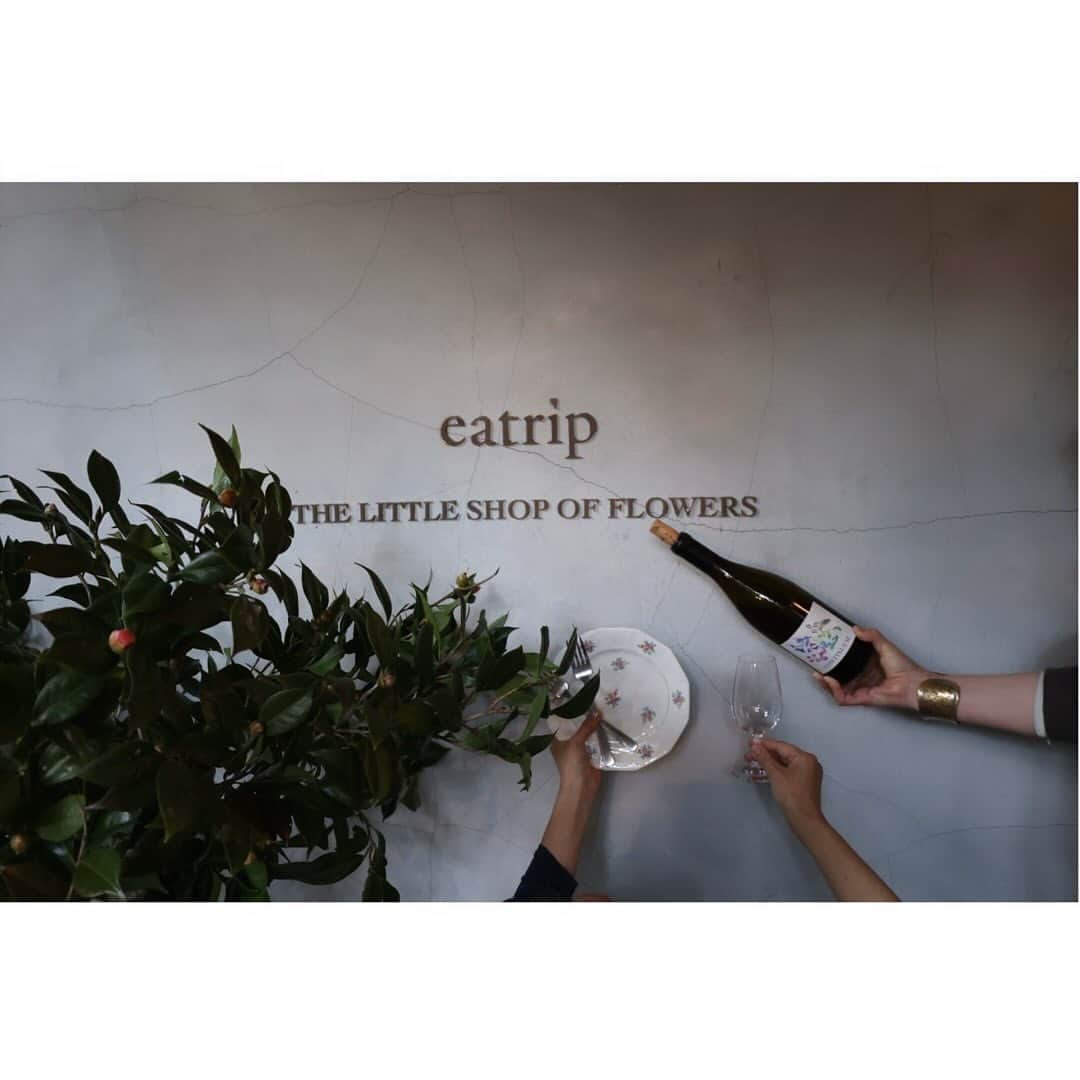 journaleatripのインスタグラム：「little bar & eatrip  こんにちは 原宿でのお店も12月ラスト1ヶ月となりました 感謝を込めて毎週木曜日の夜little barが始まるキッカケとなったlittle bar&eatripを オープンします。 よろしければお気軽に お立ち寄りください。  day  12月7日　thu 　　14日  thu 　　21日  thu 　　28日  thu  time  17:30 〜21:00lo 22:00  place @thelittleshopofflowers  December 内  小さいスペースですが 先日まで開催していた 衣食植住展で制作し販売している 和紙の天板 左官の天板 イグサの暖簾などの空間でお待ちしております。🍷🍴」