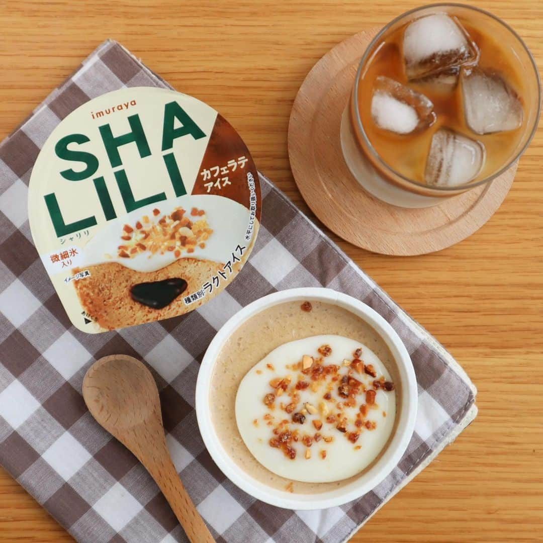 井村屋株式会社のインスタグラム：「#SHALILIカフェラテアイス はもう食べましたか？☕️  こんにちは、井村屋の「なー」です☺️  #SHALILIカフェラテアイス あたたかいお部屋でまったり食べたい 濃厚仕立ての微細氷入りアイスです✨🍨  アイスと二種類のソース、トッピングで 最初から最後まで味や食感の変化を お楽しみいただけます。  ⬇️中身を詳しくご紹介♪  🤎キャンディチップ＆ローストアーモンド カリカリとしたキャンディチップと香ばしい ローストアーモンドで食感のアクセントを楽しめます。  🤎ミルクソース 北海道産生クリームを使用して濃厚で優しい 味わいに仕上げました。  🤎カフェラテアイス エチオピア産コーヒー豆と、インドネシア産の コーヒーエキスをブレンドした。微細氷入りの なめらかで濃厚なカフェラテアイスです。  🤎エスプレッソース 食べ進めるととろりと出てくる、コーヒーの ほろ苦さとコクを楽しめるソースです。  🧊🧊🧊  「SHALILI（シャリリ）」とは… 井村屋の新アイスブランドです。 微細氷使用のシャリッとしたアイス、 ソース、トッピングなどの様々な味わいと 食感の変化をお楽しみください♪  🧊🧊🧊  #井村屋 #imuraya #公式 #SHALILI #カフェラテアイス」