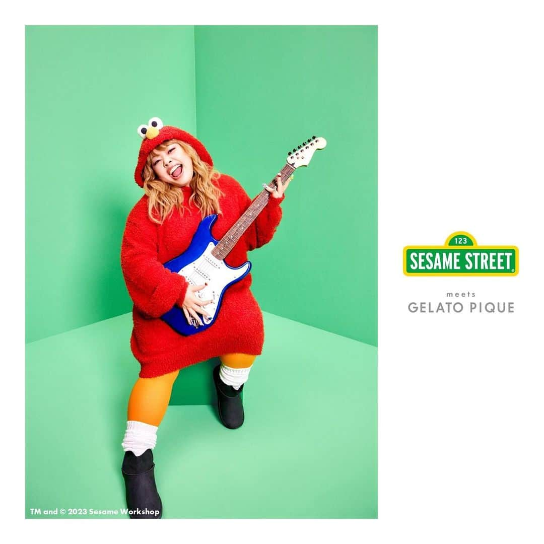 ジェラートピケさんのインスタグラム写真 - (ジェラートピケInstagram)「【COLLABORATION】  SESAME STREET meets GELATO PIQUE  人気者の真っ赤なモンスター「エルモ」をフィーチャーしたワンピースは、フードにあしらった立体的なエルモの顔がチャームポイント。 背中にはエルモのお気に入りのぬいぐるみのベビー・デイビッドを、ジャガードで大胆に添えています。 ふわふわのエルモをイメージさせる素材感とともにお楽しみください。同デザインでパーカとショートパンツのセットアップもご用意しています。  ITEM：ONE PIECE/PARKER＆SHORT PANTS SET COLOR：RED/BLU  #gelatopique #ジェラートピケ #roomwear #sesamestreet #セサミストリート #SSM_IKB1130 #セサミストリートマーケット @watanabenaomi703 さん @sesamestreetmarket @sesamestreetjapan @gelatopique_official_snap @usagionline」12月1日 12時00分 - gelatopique_official