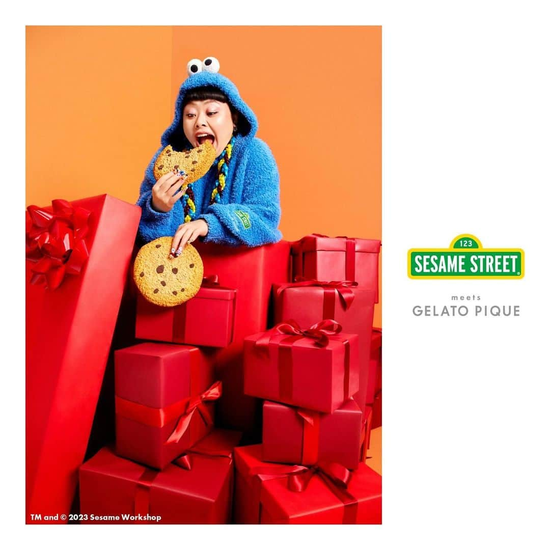 ジェラートピケさんのインスタグラム写真 - (ジェラートピケInstagram)「【COLLABORATION】  SESAME STREET meets GELATO PIQUE  クッキーが大好きな「クッキーモンスター」をフィーチャーしたワンピースは、フードにあしらった立体的なクッキーモンスターの顔がチャームポイント。 クッキーモンスターの大好きなクッキーを背中にジャガードで大胆に添えています。 ふんわりとしたクッキーモンスターらしい素材感とともにお楽しみください。  ITEM：ONE PIECE/PARKER＆SHORT PANTS SET COLOR：RED/BLU  #gelatopique #ジェラートピケ #roomwear #sesamestreet #セサミストリート #SSM_IKB1130 #セサミストリートマーケット @watanabenaomi703 さん @sesamestreetmarket @sesamestreetjapan @gelatopique_official_snap @usagionline」12月1日 12時00分 - gelatopique_official