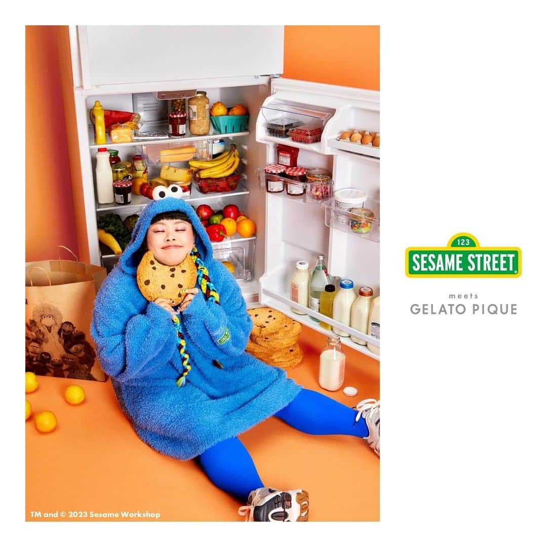 ジェラートピケさんのインスタグラム写真 - (ジェラートピケInstagram)「【COLLABORATION】  SESAME STREET meets GELATO PIQUE  クッキーが大好きな「クッキーモンスター」をフィーチャーしたワンピースは、フードにあしらった立体的なクッキーモンスターの顔がチャームポイント。 クッキーモンスターの大好きなクッキーを背中にジャガードで大胆に添えています。 ふんわりとしたクッキーモンスターらしい素材感とともにお楽しみください。  ITEM：ONE PIECE/PARKER＆SHORT PANTS SET COLOR：RED/BLU  #gelatopique #ジェラートピケ #roomwear #sesamestreet #セサミストリート #SSM_IKB1130 #セサミストリートマーケット @watanabenaomi703 さん @sesamestreetmarket @sesamestreetjapan @gelatopique_official_snap @usagionline」12月1日 12時00分 - gelatopique_official