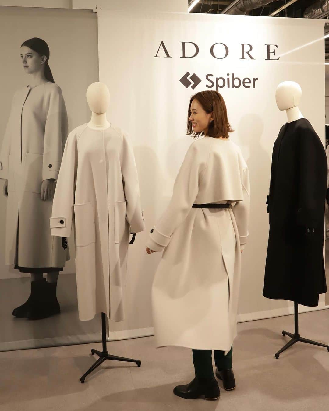 森田麻恵のインスタグラム：「ADORE  2024 SPRING SUMMER の展示会へ行ってきました。  衣服の新しいフォルムへの変化がテーマとなったラインナップ。  3枚目の試着させてもらったラグジュアリーラインも、すごく素敵でした。  そして、昨日からADOREとSprber社がコラした限定のノーカラーコートが発売スタート！  スパイバー社の開発した、ブリュード・プロテインという植物由来のバイオマスを原材料に微生物を使用した、サステナブルな新素材を使って世界で初めて作られたそう。  袖を通した印象は超上質なカシミア素材みたいな！ 滑らかで軽くて、シルエットが美しい!! グレージュもいいしブラックもいいな🪅 店頭やオンラインでチェックしてみてくださいね。  @adore_jp  @spiber_inc   #adore #アドーア #大人コーデ #pr」