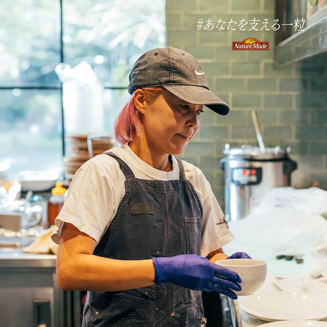 【公式】ネイチャーメイドのインスタグラム：「忙しい毎日の中で食事や栄養素まで気が回らないことはありませんか？ #あなたを支える一粒 ではリアルなオフィスワーカーやアスリート、アーティストを取材。 普段の健康を支える食事や栄養素、運動について聞いていきます。  駒沢公園内カフェ スタッフ 乾 友紀さま（ @yuki_babychan ）  【いま気遣っていること編】  ―普段の仕事を教えてください。 カフェで調理の仕事をしています。予防医学に興味があり、予防医学に関連する資格をいくつか取得し、健康、美容、ダイエットの観点で食の大切さを学び、今、仕事にしています。  ―予防医学に興味を持ったきっかけを教えてください。 予防医学の資格を取り出したのが4-5年前です。その頃、知り合いを亡くしたんですが、その時、食や栄養に強く関心をもちました。食や栄養で病を未然に防いでいけるアプローチができたらと思っています。  ―スパルタンレースとの出会いについて教えてください 普段は、山を走っているんです。トレイルランニングのひとつでスカイランニングが主戦場です。もともとロードを走っていましたが、コロナでロードの大会が減り、山の大会に出るようになったんですが、山のほうがおもしろかったんです。強くなりたいと思いスパルタンに興味を持った時、トレランイベントで今のチームを知り、門をたたきました。  ―スパルタンレースの魅力を教えてください オープンだと、助け合いながら楽しんでゴールを目指せて、エイジやエリートだと元々強い人達と自分がどんな位置で戦えるか見られてワクワクする事ができ、練習も本番も、心身ともに自分を成長させられる有難い機会だと思っています。  ―朝・昼・晩の食事を教えてください。 朝はバナナ・きゅうり・トマト・ブロッコリーの芯・キャベツなどを豆乳でミキサーしたスムージーとサプリメント。 昼は職場のまかないですが、野菜サラダとチキン料理の事が多いです。 夜は手作り豆乳ヨーグルトにプロテインとバナナなどを入れて食べたり、納豆やサラダチキンなどが多いです。  ―意識して摂ろうと思っている食材や栄養素はありますか？ 野菜は旬のものを含め、どの野菜でも積極的に摂りたいと思っています。栄養素だと、ランナーなのでタンパク質と鉄分です。あとはマグネシウムも栄養素の還元に関わるものなので身体づくりとして意識的に摂るようにしてます。鉄分はやっぱりサプリで補うことが多いですね。あと、私は全然パフォーマンスが違うのでなるべく小麦は抜いています。  #あなたを支える一粒 #ネイチャーメイド #naturemade #駒沢公園 #カフェ #カフェスタッフ #調理 #予防医学 #健康 #美容 #食事 #スパルタンレース #トレイルランニング #スカイランニング #トレランイベント #バナナ #きゅうり #トマト #ブロッコリー #キャベツ #豆乳 #野菜サラダ #プロテイン #納豆 #チキン #サプリメント #タンパク質 #鉄分 #マグネシウム #鉄分」