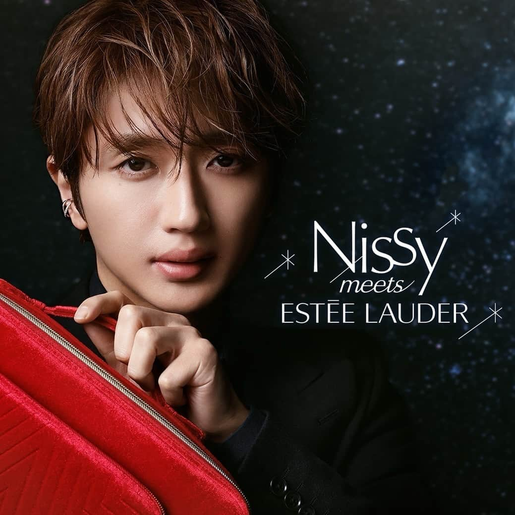 西島隆弘（Nissy）のインスタグラム：「ESTEE LAUDER✖️Nissyコラボレーションが再び実現！   第1弾　🎄Holiday Campaign🎄 期間中、対象のホリデー製品ご購入で、 コラボビジュアル限定カードをプレゼント🎁   ＜百貨店限定＞ 刻印リップが付いた「Nissyホリデーセット」も発売💄   購入対象期間 2023年10月13日（金）〜12月31日（日）   プレゼント引換期間 2023年12月22日（金）〜2024年1月31日（水）   第2弾も近日展開予定です！ どうぞお楽しみに♪  また Nissyコラボ限定 モノグラミング サービスも実施！！   リップ刻印サービスに、「Lippy」モチーフが再登場💋   さらに、１月、２月にも新しいモチーフが登場予定です。 対象のリップ製品をご購入でお好きなモチーフを無料で刻印いたします(リップ)  @esteelauderjapan  #エスティコフレ2023 #クリスマスコフレ #ホリデーコレクション #エスティローダー #Nissy #pr」