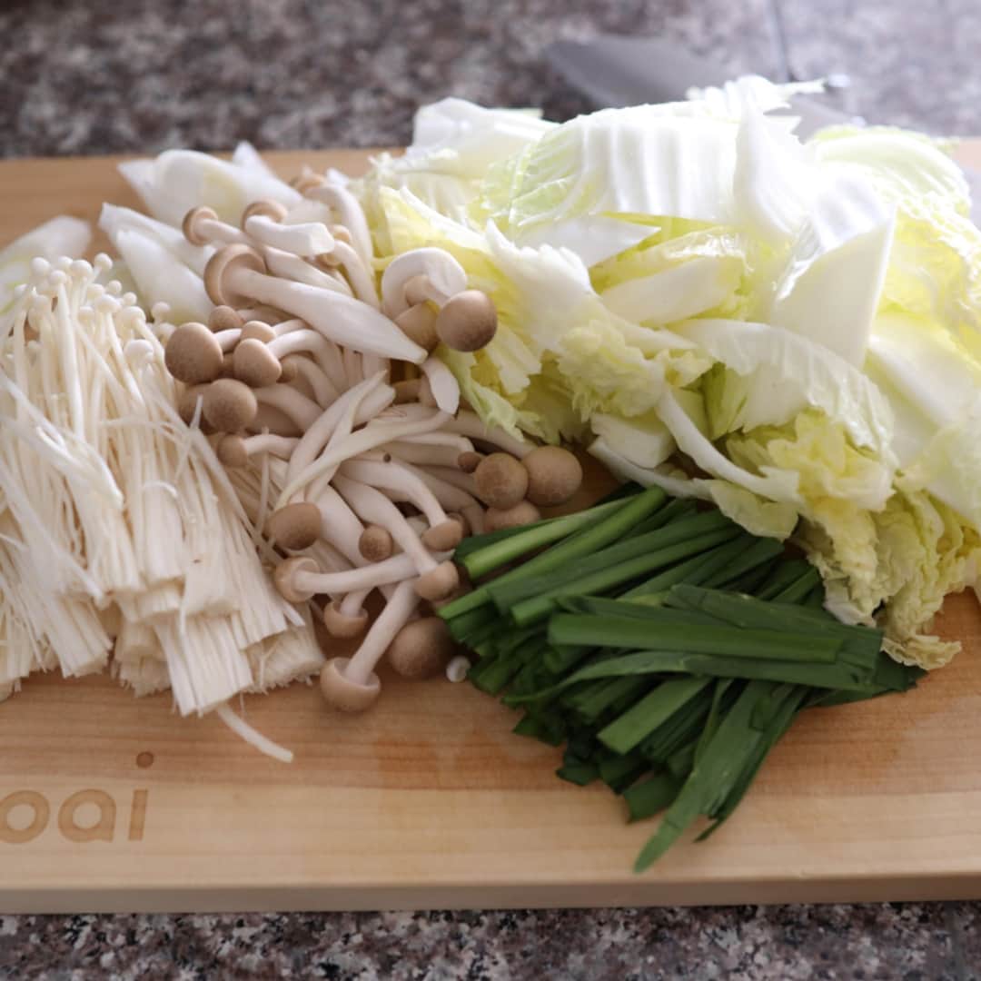 おうちごはん編集部さんのインスタグラム写真 - (おうちごはん編集部Instagram)「【#辛味噌鍋】#レシピ あり▼  身体の芯からぽっかぽかになる「辛味噌鍋」🍲 〆まで楽しむことができれば、これ一品で満足すること間違いなし‼ 寒い日には、ピリ辛鍋で芯から温まりましょう🤗  --------👇レシピ👇---------  辛味噌鍋  ▼材料（2人分）  ・豚バラ肉……160g ・白菜……1/6個 ・豆腐……100g ・長ネギ……1/2本 ・えのき……1/2袋 ・しめじ……1/4袋 ・ニラ……6本  【A】 ・鶏ガラスープの素……大さじ1 ・酒……大さじ3 ・みりん……大さじ1 ・醤油……小さじ1 ・おろしにんにく……小さじ1 ・水……800ml  ・味噌……大さじ2 ・豆板醤……大さじ2  ▼作り方  1. 白菜はそぎ切り、長ネギは斜め切り、ニラは4cm幅に切ります。えのきとしめじはいしづきを切り落としてほぐします。  2. 豆腐と豚バラ肉は食べやすい大きさに切ります。  3. 鍋にAを入れ、火にかけます。  4. 温まったら、白菜、長ネギ、えのき、しめじ、豆腐を加えて5分加熱します。  5. 豚バラ肉を加えます。  6. 豚バラ肉の色が変わったら、味噌と豆板醤を溶かし入れ、弱火で約5分煮込みます。  7. 最後にニラを入れたら完成です。  8. お好みで一味唐辛子で辛さを調節してください。  💡ワンランクアップのPOINT💡  ●具材は、飾り切りしたにんじんやしいたけ、焼き目をつけた長ネギなどを加えると見栄えもよくなります。豚バラ肉を鶏団子に代えてもよいです。  ●仕上げにすりごまをふりかけると風味がアップします。  ●チゲ風に仕上げたい方は、白菜をキムチに代え、ごま油を加えてください。  ●〆は中華麺、うどんなどの麺類がおすすめ。  ●辛いのもが苦手な方は豆板醤の量を減らして調整してください。なしでもおいしPOINT  recipe & photo by @moaiskitchen  🔽「辛味噌鍋」のレシピは、おうちごはんの記事でもご紹介しています！ https://ouchi-gohan.jp/3367/  ------------------ ◆このレシピを作ってみたいと思った方は「保存📄」を、おいしそうと思った方はぜひ「いいね♥」してね😚  ◆ #おうちごはんLover を付けて投稿するとおうちごはんの記事やこのアカウント、おうちごはん発信のトレンドリリースなどでご紹介させていただくことがございます。スタッフが毎日楽しくチェックしています♪ ------------------  #おうちごはんlover #おうちごはんラバー #ouchigohanlover #ouchigohan  #あしたのおうちごはん #おうちごはん #recipe #レシピ #鍋 #鍋レシピ #辛鍋 #味噌鍋 #辛党 #晩御飯 #今日のごはん #献立 #自炊 #野菜たっぷり #からだぽかぽか #あったか鍋 #旨辛」12月1日 12時00分 - ouchigohan.jp