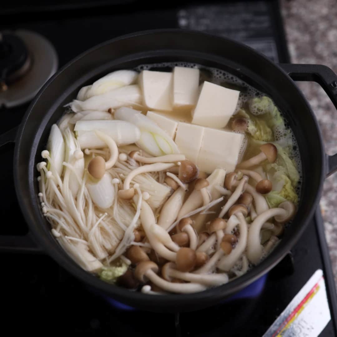 おうちごはん編集部さんのインスタグラム写真 - (おうちごはん編集部Instagram)「【#辛味噌鍋】#レシピ あり▼  身体の芯からぽっかぽかになる「辛味噌鍋」🍲 〆まで楽しむことができれば、これ一品で満足すること間違いなし‼ 寒い日には、ピリ辛鍋で芯から温まりましょう🤗  --------👇レシピ👇---------  辛味噌鍋  ▼材料（2人分）  ・豚バラ肉……160g ・白菜……1/6個 ・豆腐……100g ・長ネギ……1/2本 ・えのき……1/2袋 ・しめじ……1/4袋 ・ニラ……6本  【A】 ・鶏ガラスープの素……大さじ1 ・酒……大さじ3 ・みりん……大さじ1 ・醤油……小さじ1 ・おろしにんにく……小さじ1 ・水……800ml  ・味噌……大さじ2 ・豆板醤……大さじ2  ▼作り方  1. 白菜はそぎ切り、長ネギは斜め切り、ニラは4cm幅に切ります。えのきとしめじはいしづきを切り落としてほぐします。  2. 豆腐と豚バラ肉は食べやすい大きさに切ります。  3. 鍋にAを入れ、火にかけます。  4. 温まったら、白菜、長ネギ、えのき、しめじ、豆腐を加えて5分加熱します。  5. 豚バラ肉を加えます。  6. 豚バラ肉の色が変わったら、味噌と豆板醤を溶かし入れ、弱火で約5分煮込みます。  7. 最後にニラを入れたら完成です。  8. お好みで一味唐辛子で辛さを調節してください。  💡ワンランクアップのPOINT💡  ●具材は、飾り切りしたにんじんやしいたけ、焼き目をつけた長ネギなどを加えると見栄えもよくなります。豚バラ肉を鶏団子に代えてもよいです。  ●仕上げにすりごまをふりかけると風味がアップします。  ●チゲ風に仕上げたい方は、白菜をキムチに代え、ごま油を加えてください。  ●〆は中華麺、うどんなどの麺類がおすすめ。  ●辛いのもが苦手な方は豆板醤の量を減らして調整してください。なしでもおいしPOINT  recipe & photo by @moaiskitchen  🔽「辛味噌鍋」のレシピは、おうちごはんの記事でもご紹介しています！ https://ouchi-gohan.jp/3367/  ------------------ ◆このレシピを作ってみたいと思った方は「保存📄」を、おいしそうと思った方はぜひ「いいね♥」してね😚  ◆ #おうちごはんLover を付けて投稿するとおうちごはんの記事やこのアカウント、おうちごはん発信のトレンドリリースなどでご紹介させていただくことがございます。スタッフが毎日楽しくチェックしています♪ ------------------  #おうちごはんlover #おうちごはんラバー #ouchigohanlover #ouchigohan  #あしたのおうちごはん #おうちごはん #recipe #レシピ #鍋 #鍋レシピ #辛鍋 #味噌鍋 #辛党 #晩御飯 #今日のごはん #献立 #自炊 #野菜たっぷり #からだぽかぽか #あったか鍋 #旨辛」12月1日 12時00分 - ouchigohan.jp