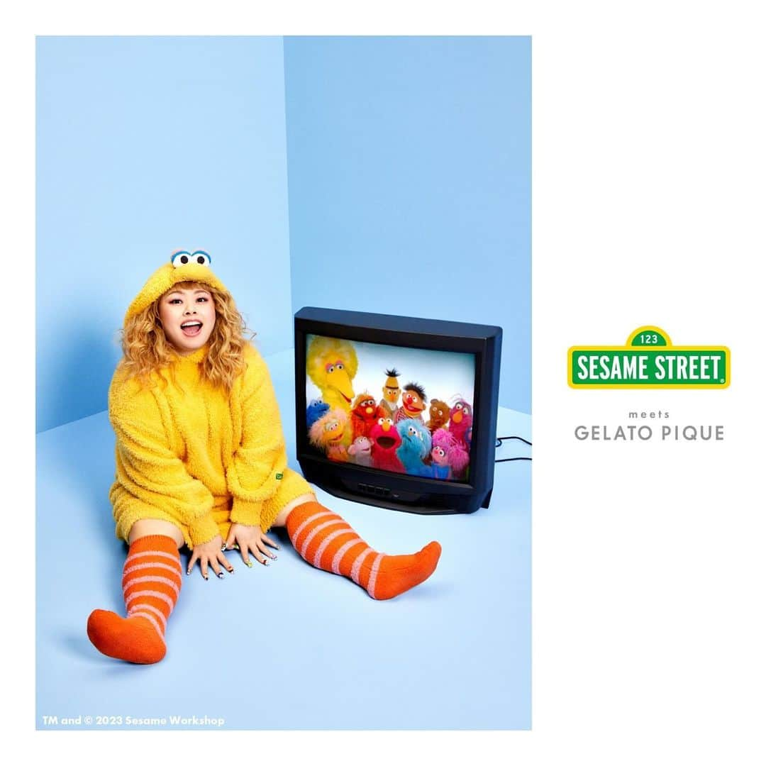 ジェラートピケさんのインスタグラム写真 - (ジェラートピケInstagram)「【COLLABORATION】  SESAME STREET meets GELATO PIQUE  皆に愛される「ビッグバード」をフィーチャーしたワンピースは、ボーダーロングソックスがセットに。 フードにあしらった立体的なビッグバードの顔がチャームポイント。 背中にはビッグバードが大切にしているベアのレイダーをジャガードで大胆に表現しています。 袖と身頃にボリュームを出すことで、ビッグバードのようなふわっとしたシルエットを作りだしています。 ※オフィシャルオンラインサイト限定のアイテムとなります。  ITEM：ONE PIECE＆SOCKS SET COLOR：YEL  #gelatopique #ジェラートピケ #roomwear #sesamestreet #セサミストリート #SSM_IKB1130 #セサミストリートマーケット @watanabenaomi703 さん @sesamestreetmarket @sesamestreetjapan @gelatopique_official_snap @usagionline」12月1日 12時00分 - gelatopique_official