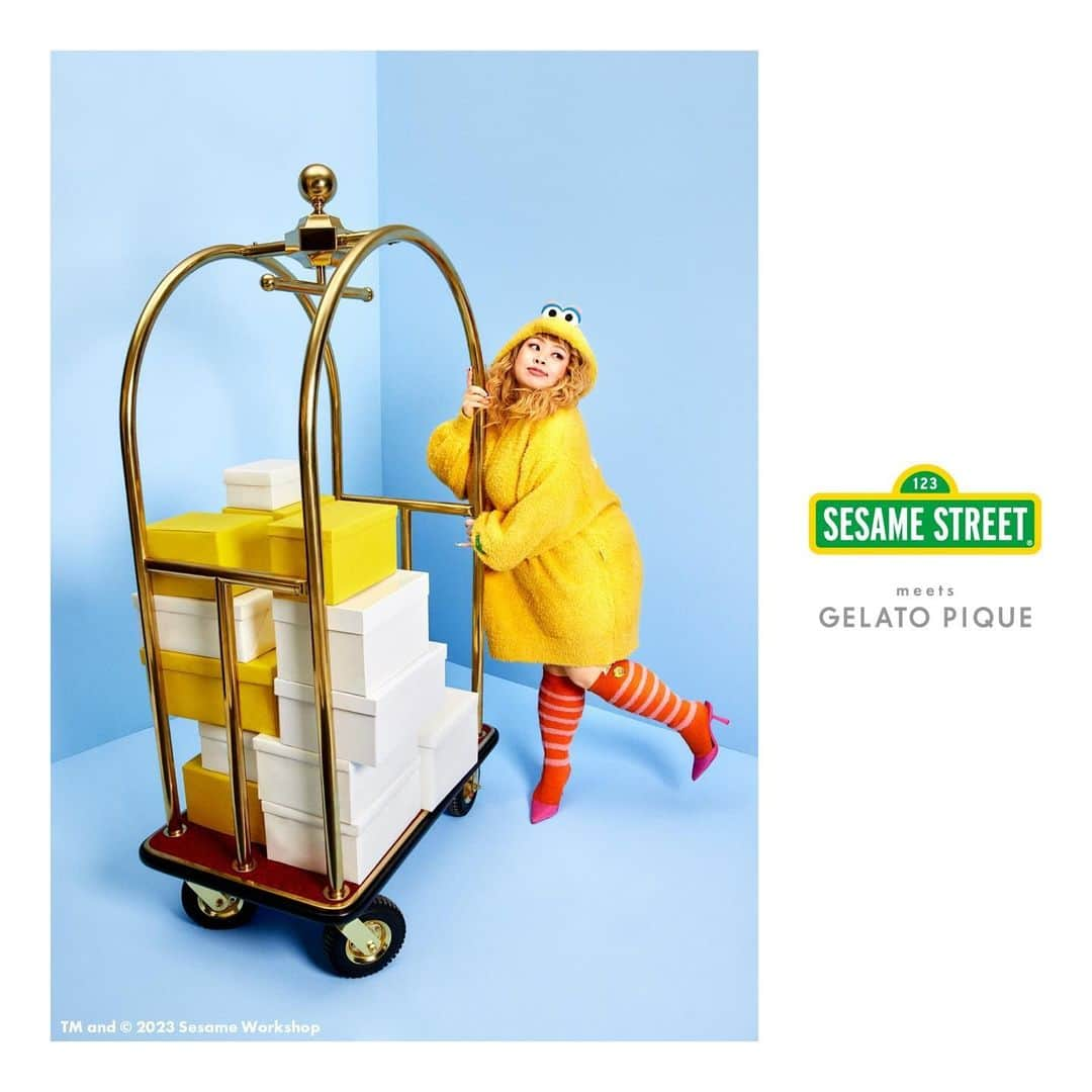 ジェラートピケのインスタグラム：「【COLLABORATION】  SESAME STREET meets GELATO PIQUE  皆に愛される「ビッグバード」をフィーチャーしたワンピースは、ボーダーロングソックスがセットに。 フードにあしらった立体的なビッグバードの顔がチャームポイント。 背中にはビッグバードが大切にしているベアのレイダーをジャガードで大胆に表現しています。 袖と身頃にボリュームを出すことで、ビッグバードのようなふわっとしたシルエットを作りだしています。 ※オフィシャルオンラインサイト限定のアイテムとなります。  ITEM：ONE PIECE＆SOCKS SET COLOR：YEL  #gelatopique #ジェラートピケ #roomwear #sesamestreet #セサミストリート #SSM_IKB1130 #セサミストリートマーケット @watanabenaomi703 さん @sesamestreetmarket @sesamestreetjapan @gelatopique_official_snap @usagionline」