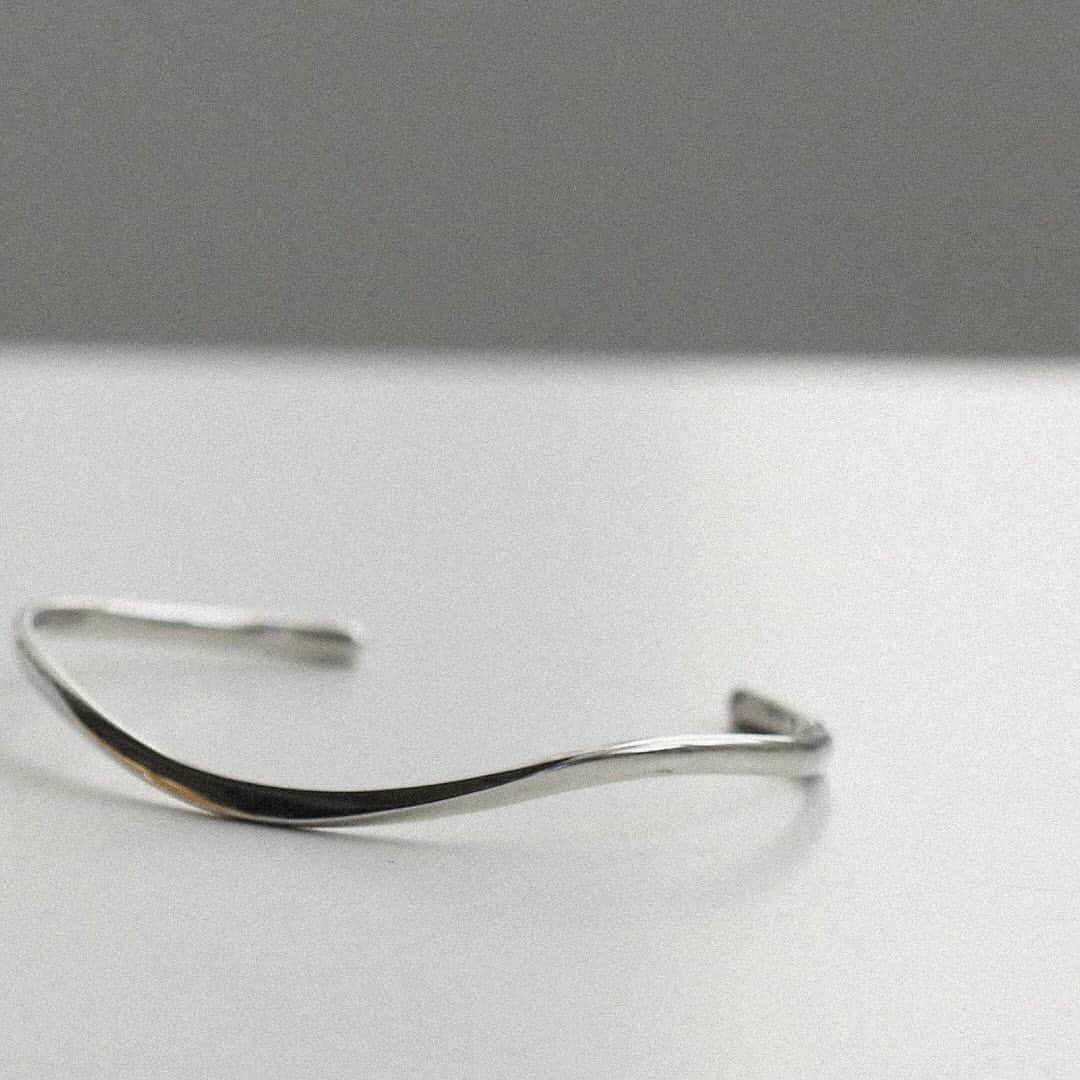 SIENAのインスタグラム：「levre-レーヴル-  タイトなシルエットの中に洗練された個性が宿るペアバングル。  笑いあう二人の口元をイメージしたペアバングルは大胆なウエーブラインが印象的な手元を演出します。  #sienarose」