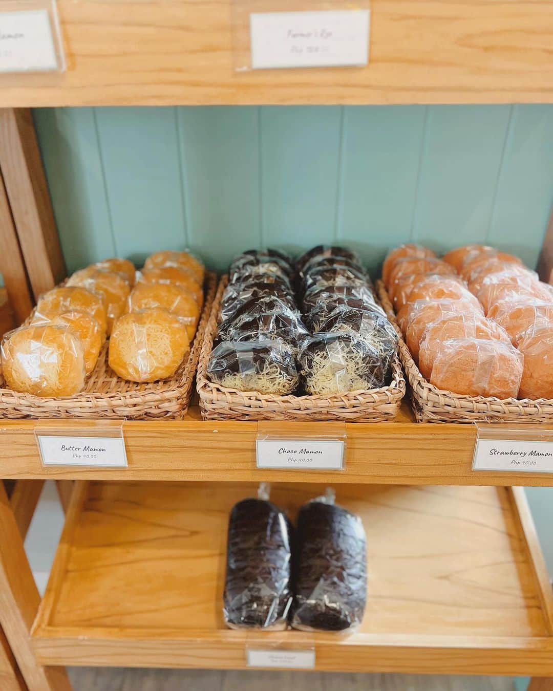 石井あみさんのインスタグラム写真 - (石井あみInstagram)「🩵🍞  4年振りに行ったパン屋さんが リニューアルしてた。 ティファニーブルーで 可愛いじゃないの。  ローカルに人気のパン屋さんですが ここにはそう！あんパンがおいてあるんです。  もうなくなってるかなとドキドキ しましたが、ありました。 今やもうここだけじゃない？ セブであんパン置いてるお店。 (どこかあったら教えてください)  パンは少し粉っぽさがあるんだけど 味はあんパン。  ギフトになりそうな箱入りクッキーや バゲットなどもあります。  #cornerbakery#cebu#mabolo #セブ島移住#セブ島留学#海外移住#海外子育て #セブ#フィリピン」12月1日 12時06分 - ami_cebuyolo