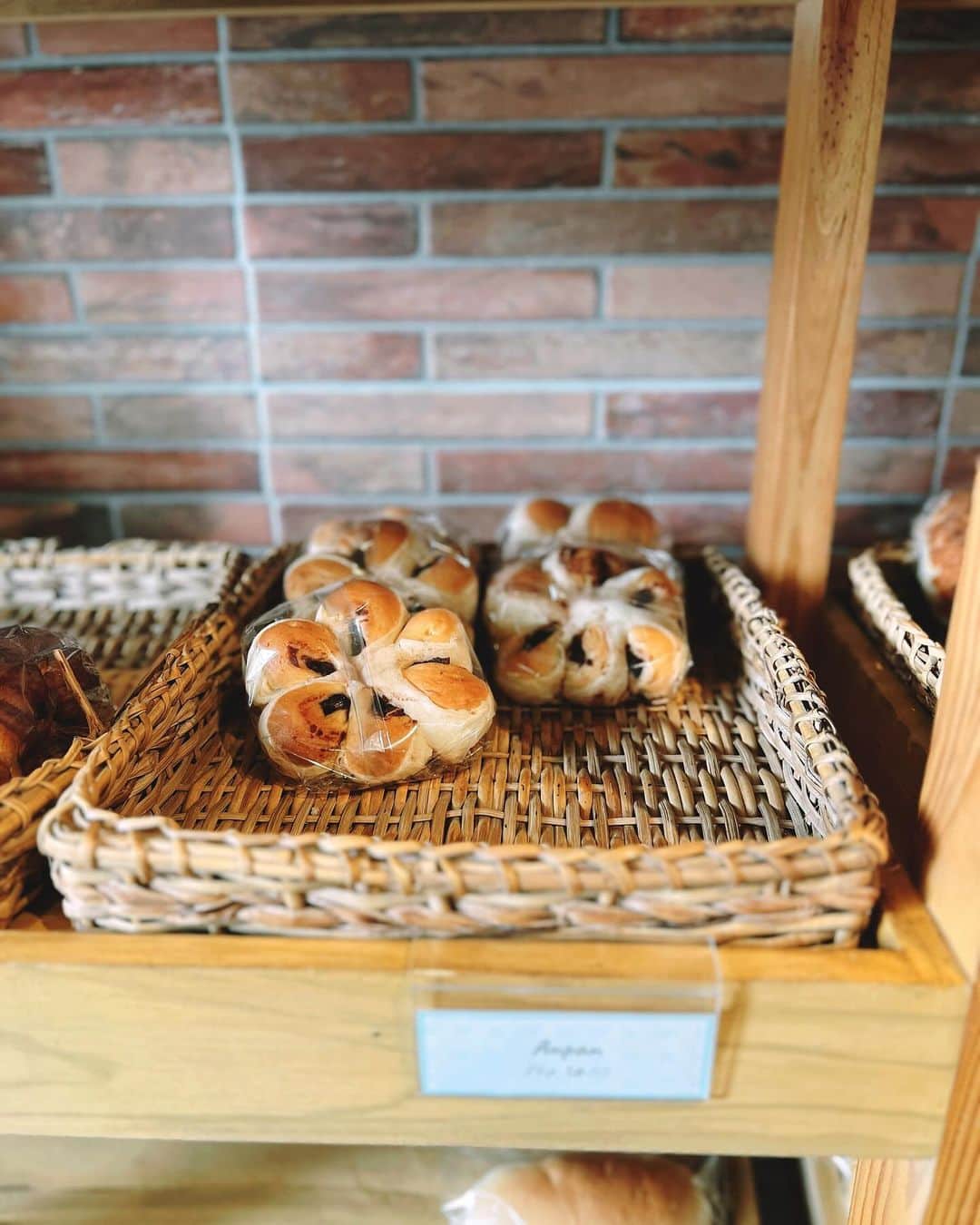 石井あみさんのインスタグラム写真 - (石井あみInstagram)「🩵🍞  4年振りに行ったパン屋さんが リニューアルしてた。 ティファニーブルーで 可愛いじゃないの。  ローカルに人気のパン屋さんですが ここにはそう！あんパンがおいてあるんです。  もうなくなってるかなとドキドキ しましたが、ありました。 今やもうここだけじゃない？ セブであんパン置いてるお店。 (どこかあったら教えてください)  パンは少し粉っぽさがあるんだけど 味はあんパン。  ギフトになりそうな箱入りクッキーや バゲットなどもあります。  #cornerbakery#cebu#mabolo #セブ島移住#セブ島留学#海外移住#海外子育て #セブ#フィリピン」12月1日 12時06分 - ami_cebuyolo