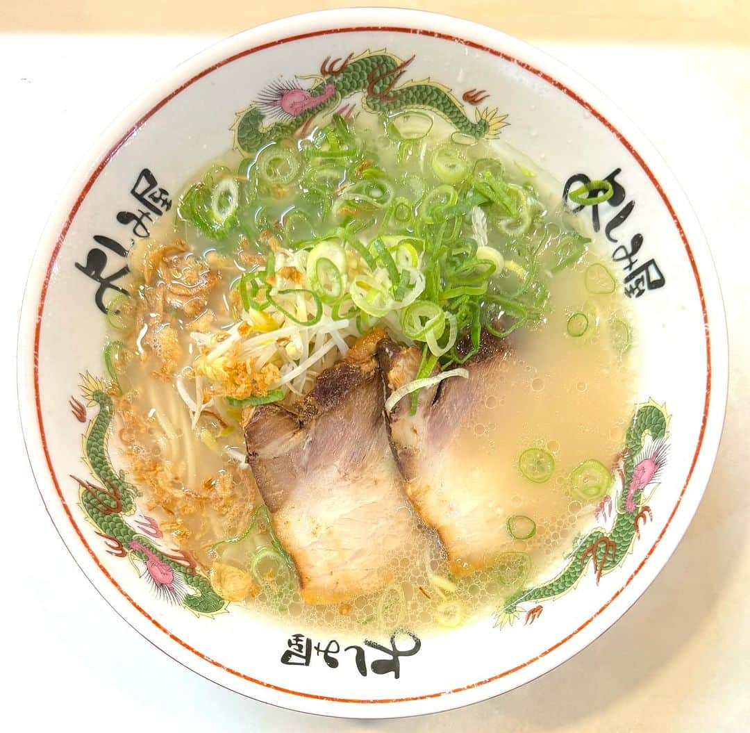 のインスタグラム：「鹿児島2日目ランチ🤤🍜  #ラーメン小 #チャーハン小 #よしみ屋ラーメン #鹿児島」