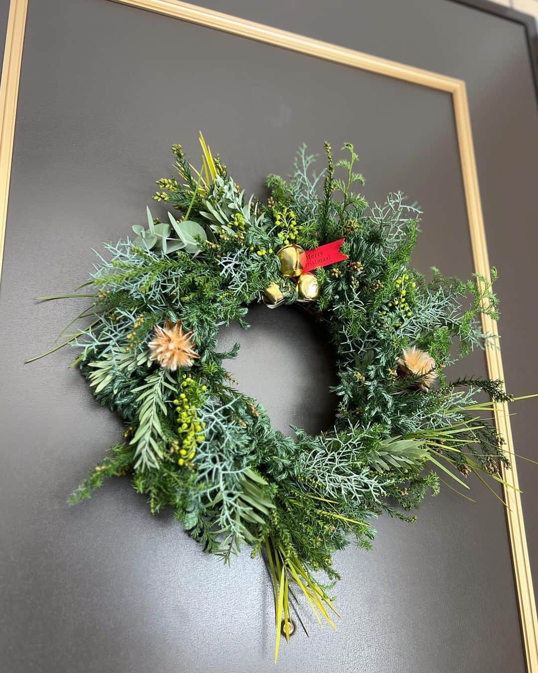 亜弥のインスタグラム：「𝐇𝐞𝐥𝐥𝐨 𝐃𝐞𝐜𝐞𝐦𝐛𝐞𝐫🌲 今日から12月❤️ 昨日はクリスマスリース作りをしました🍩 2時間集中しまくり🧘🏽‍♀️ (気配が消えてるって言われたくらいw) 出来上がりを見て直したいところ沢山だが これはこれで良しとしよう😌  楽しい時間をありがとう❤️ @miki__otsuka  @yamanakajimaazusa  @city.coffee.setagaya   #12月になりました #手作りクリスマスリース  #クリスマスが好き #christmas」