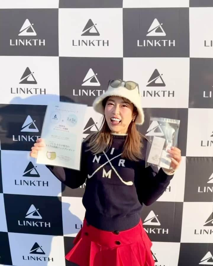 mimiのインスタグラム：「@linkth_golf  巨大イベントコンペに参加しました☺️ 18ホール全てにアトラクションがあったのは初体験⛳️ 50社以上の企業が協賛していて幹事の皆様の力半端ないです☆ 弊社は今年の新作 @lalia_x2  を全カートに出させていただきました♡みんなのお声募集中です🥰  また個人的に　 @lecoqsportifgolf_rijoume  @lecoqgolf_jp 賞をいただいておりまして、またそちらは素敵なコーデ届いたら載せます🐔♡  参加賞の美容セットを組み合わせると、なんとも素敵なゴルフお泊まりケア♡が完成すると言う🥰！ 素敵な商品知れて良かった☆早速使わせていただいてます♪  世界ジュニアの誠之介くん(愛知県の小学5年生) とニアピン勝負ホール、世界レベルの上手さが見れて感動しちゃった👵 @seinosuke.sara_golf  すでに有名なんだけど、皆様も日本を背負うキッズゴルファーに応援をっっ📣  たくさんの楽しいイベントがありすぎて、全部回りきれなかったのはいう間でもない！半分やれただろうか⁇爆 そして写真はもちろん載せきれない📷笑  @linkth_golf  にみんなの写真が載ってるよぉ♪  お話させていただきました皆さん、イベントにご一緒させていただきましたメンバーありがとうございました❤️」