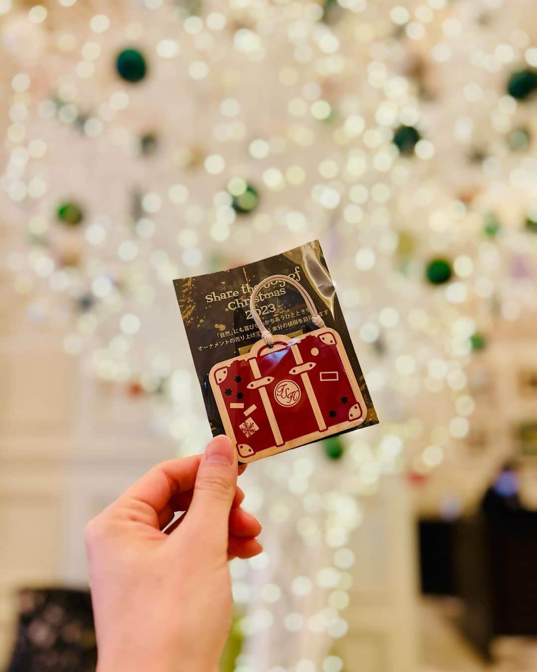 東京ステーションホテルTokyo Station Hotelのインスタグラム：「𝔽𝕚𝕟𝕒𝕝𝕝𝕪 𝔻𝕖𝕔𝕖𝕞𝕓𝕖𝕣! (※12/4 追記 完売により販売終了しました。寄付金は引き続き12/25まで受付しています) いよいよ12月。 ホテルではクリスマスオーナメントの販売がスタートしました。 かわいいスーツケースデザインのオーナメントが皆さまのフェスティブシーズンに華を添えますように。 ⁡ It’s finally December! Christmas charity ornaments with the cute suitcase design go on sale from today.  We wish you a happy festive season! ————————————————————— @tokyostationhotel @forbestravelguide @smallluxuryhotels @smallluxuryhotels_jp @tokyostationcity @kiwicollection #carewhereyoustay #travelselect #weareinternova  ⁡ #hotelsfortheholidays #moretrees #tokyostation #tokyostationhotel #tokyotravel #tokyotrip #tokyohotel #japantravel #japanhotel ⁡ #東京ステーションホテル #東京駅 #東京駅舎 #丸の内 #丸の内駅舎 #東京ホテル #ホカンス #ホテル巡り #ホテル好きと繋がりたい #師走 #クリスマスオーナメント #クリスマス2023 #クリスマス🎅」