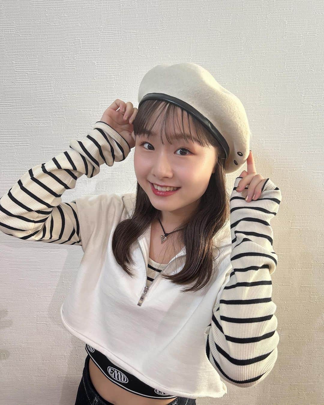 新倉愛海のインスタグラム：「ジャケ写 オフショット ⁡ ネイルしてもらえてうれしかった🐱💛 ⁡ #にきちゃん  #オフショット #ベレー帽」