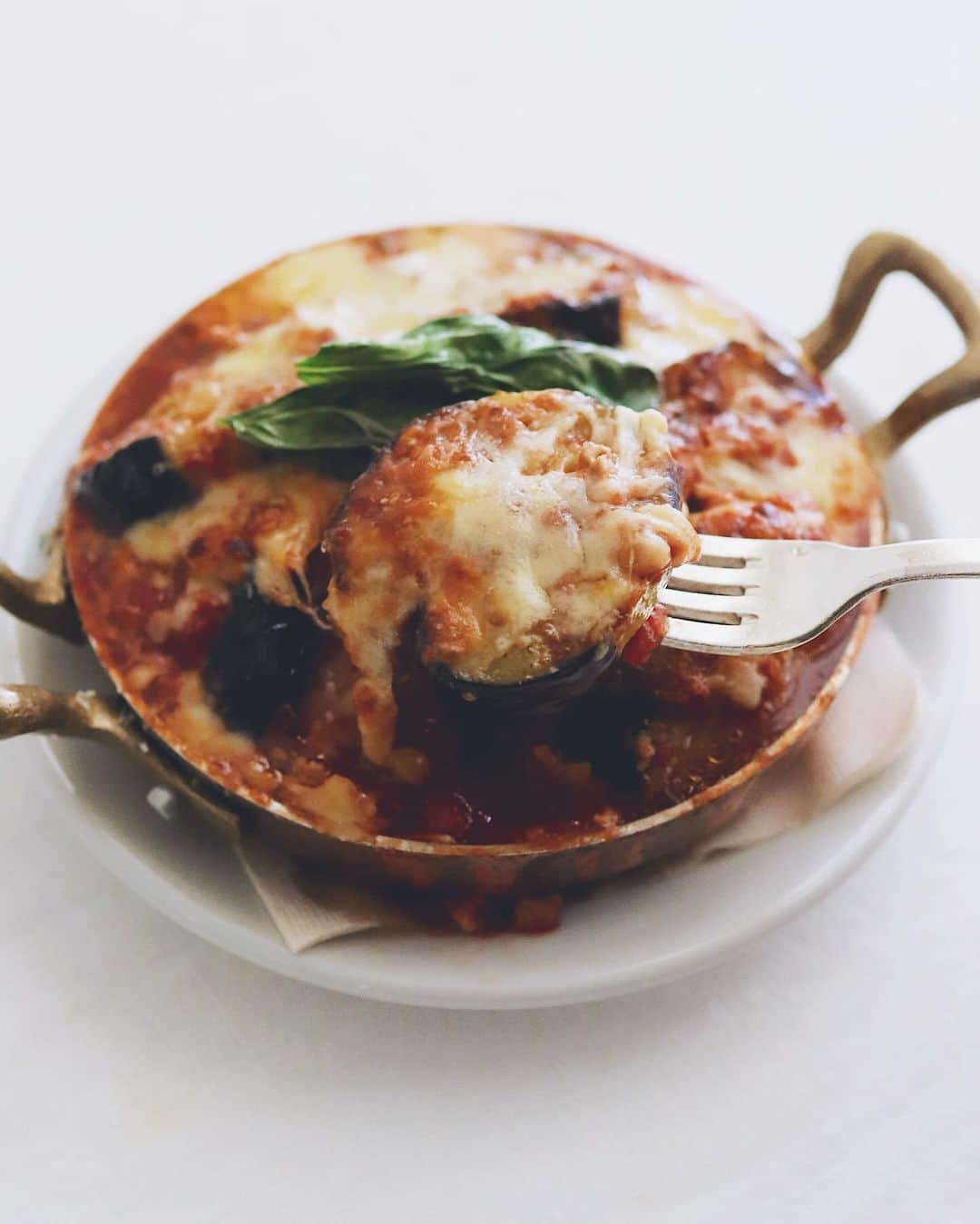 樋口正樹さんのインスタグラム写真 - (樋口正樹Instagram)「Parmigiana di melanzane 🍆  昼ごはんにナスのパルミジャーナ。 ナスは宮崎の佐土原ナスを使って、 大豆ミートのそぼろでヘルシーに、 でも盛り良くして、溢れる感じで😋  . #ナスのミートグラタン #ナスのパルミジャーナ #佐土原ナス #ナス料理 #eggplantparmesan #melanzaneallaparmigiana #italianfood」12月1日 12時15分 - higuccini